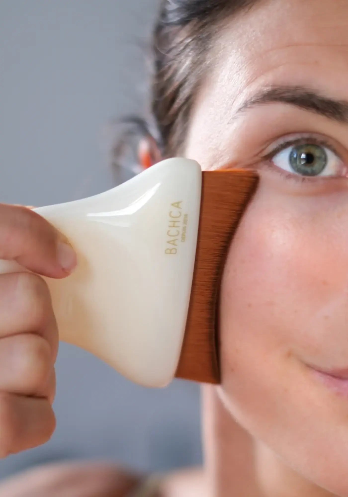 La femme utilise la brosse visage drainage lymphatique de chez Bachca