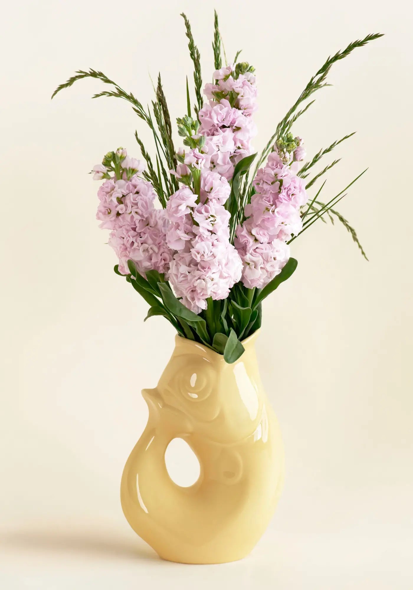 La carafe GlouGlou butter lemon brillant de chez Charolles