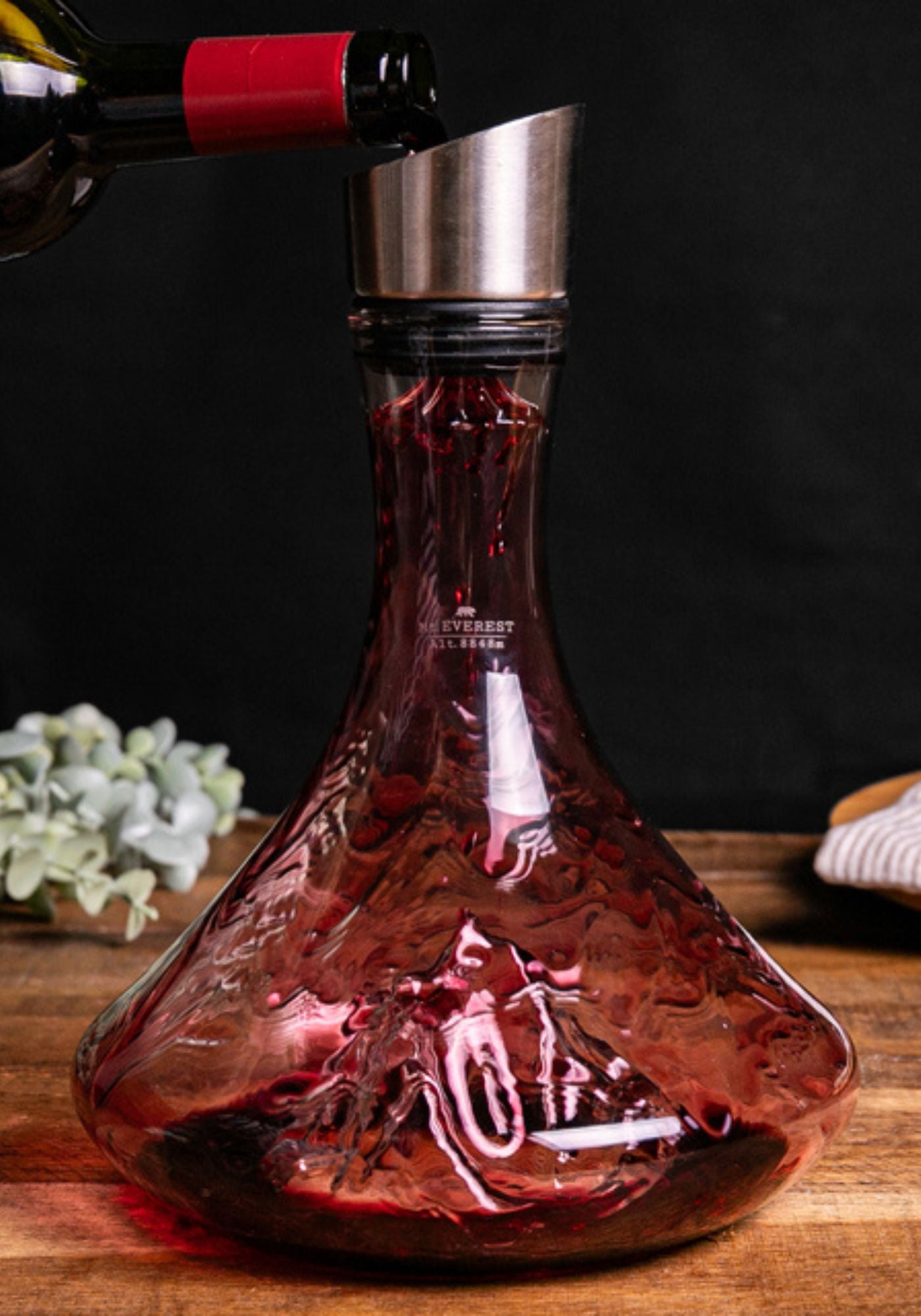 Le vin se verse dans la carafe en verre de chez Alaskan Maker