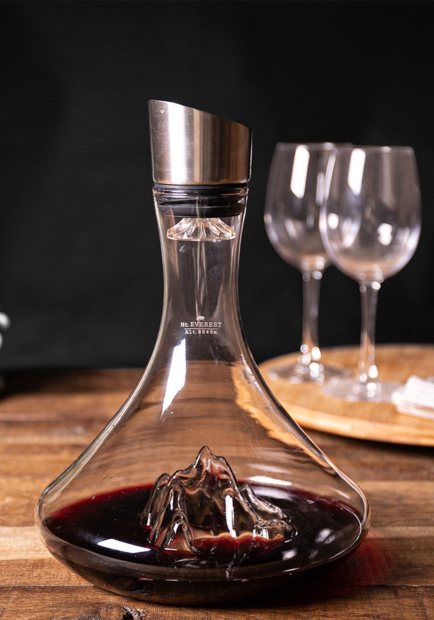 La carafe à vin en verre Mont Everest de chez Alaskan Maker est posée sur une table