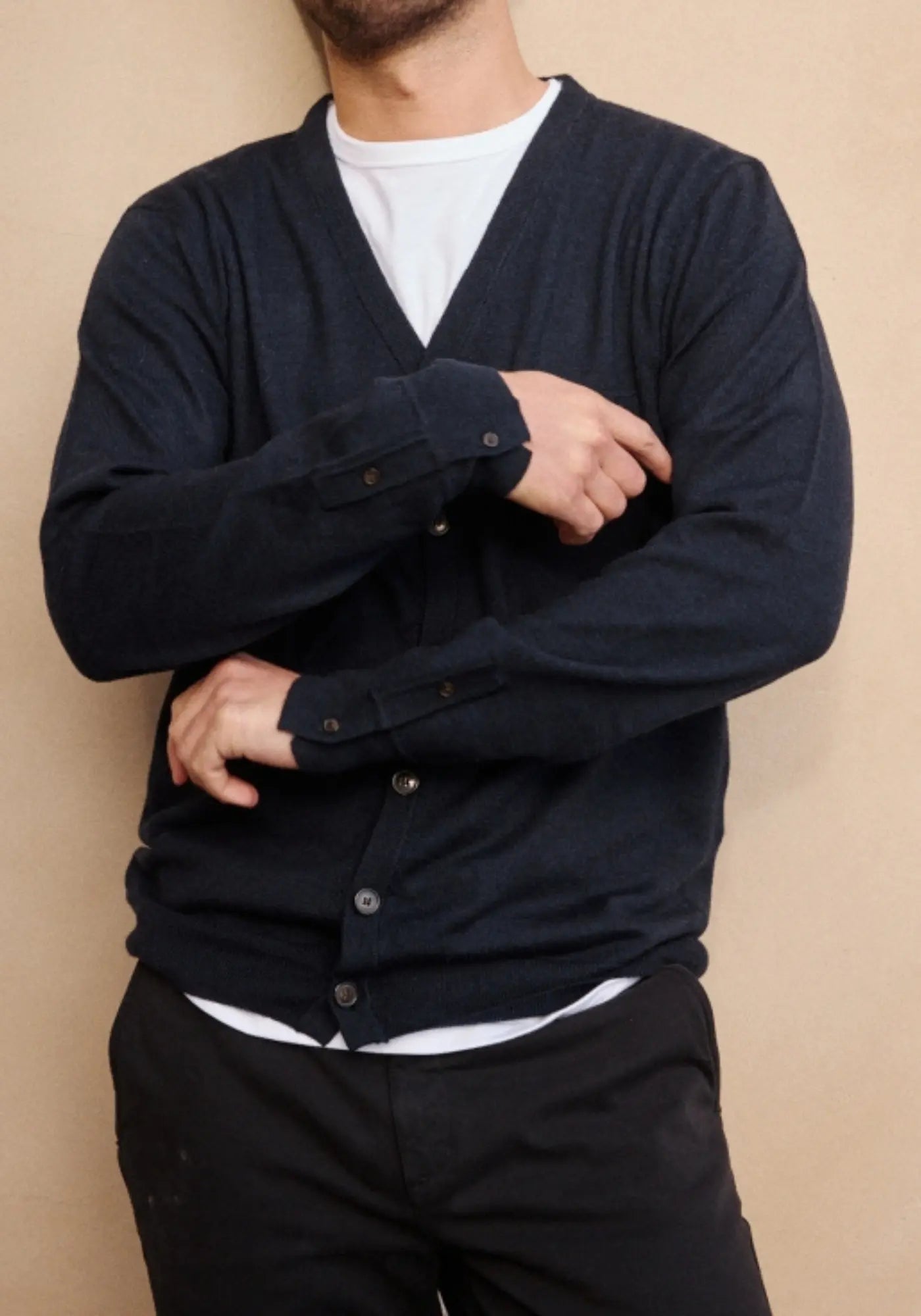 L'homme porte le cardigan Dandy nuit de chez Jaqk