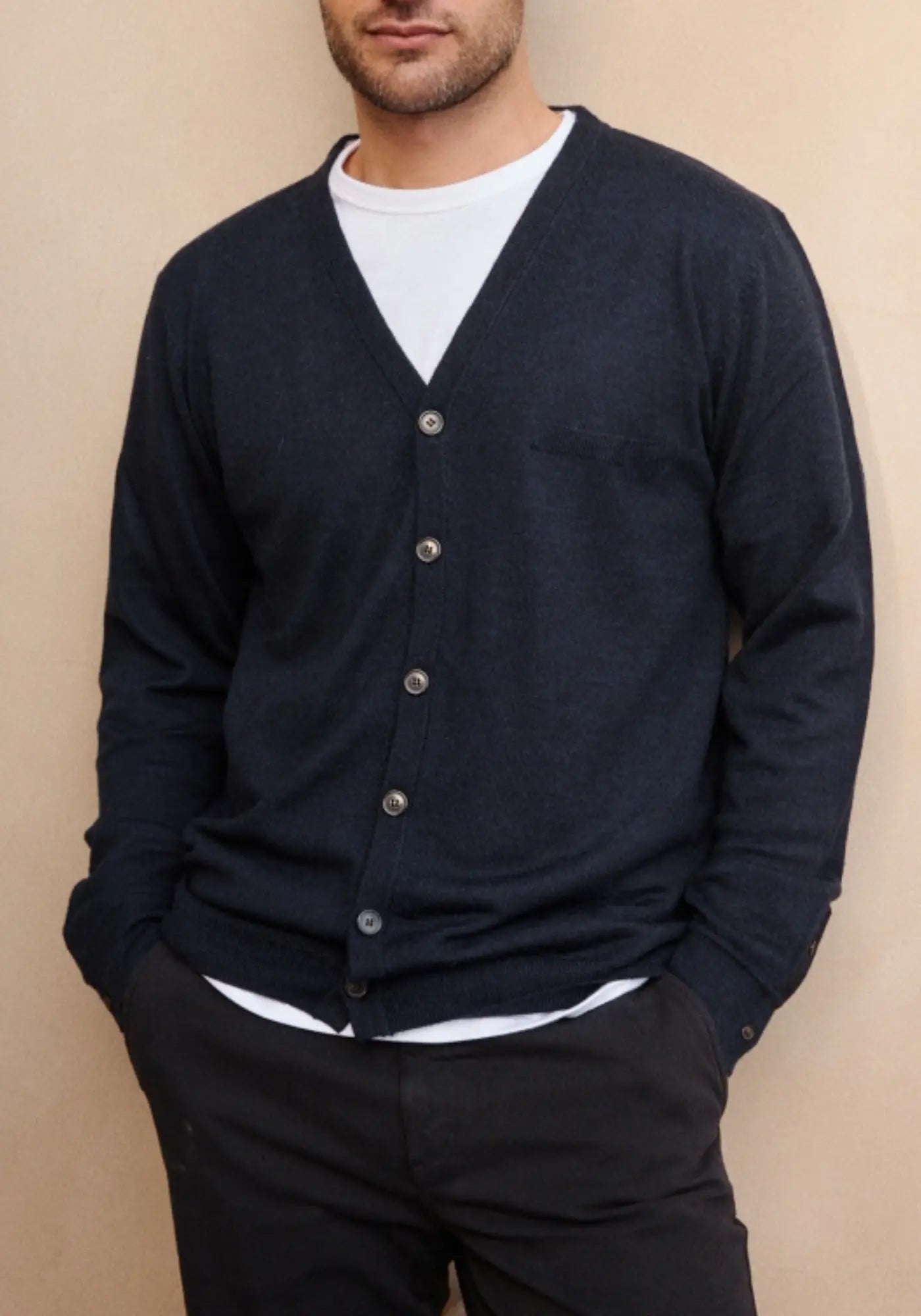 L'homme porte le cardigan Dandy nuit de chez Jaqk
