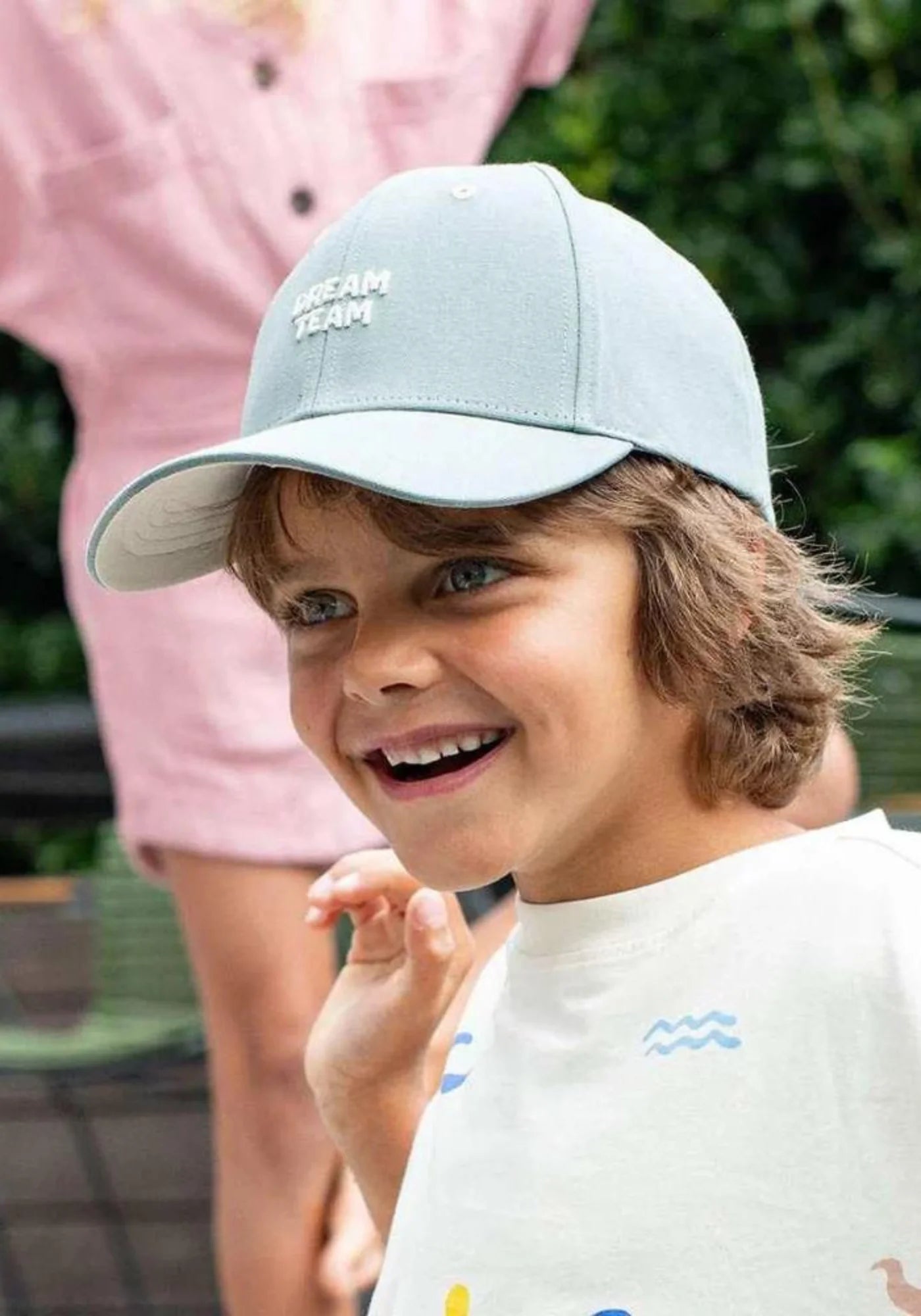 Un petit garçon porte la casquette Dream Team pour enfant et adulte de chez Chamaye