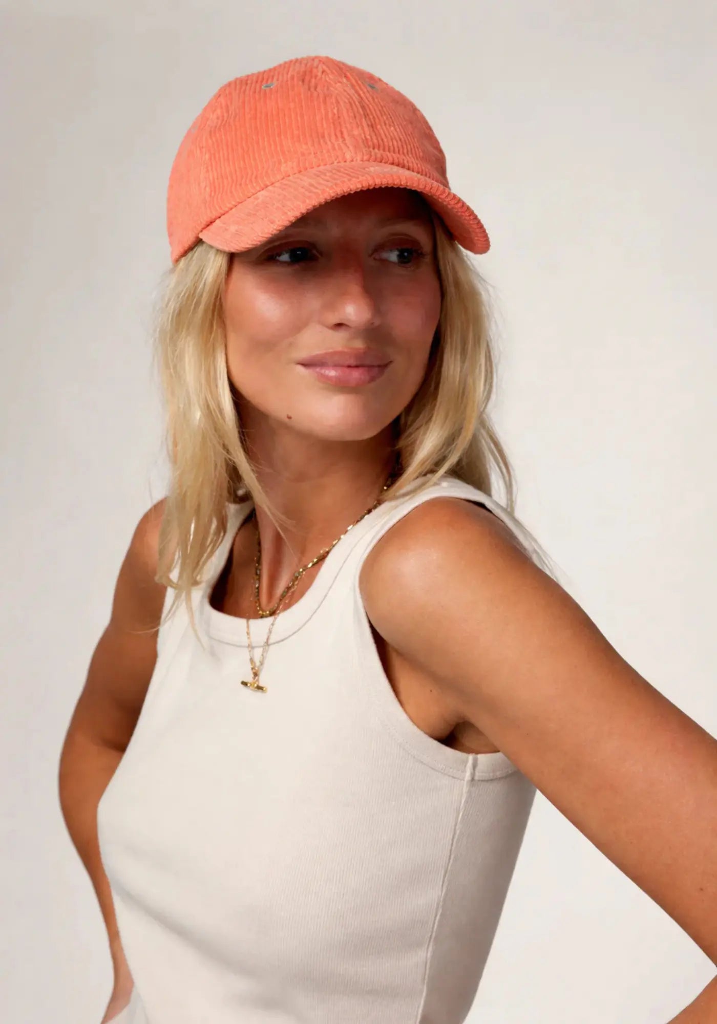 La casquette en velours mixte peach de chez Côtelé Paris 