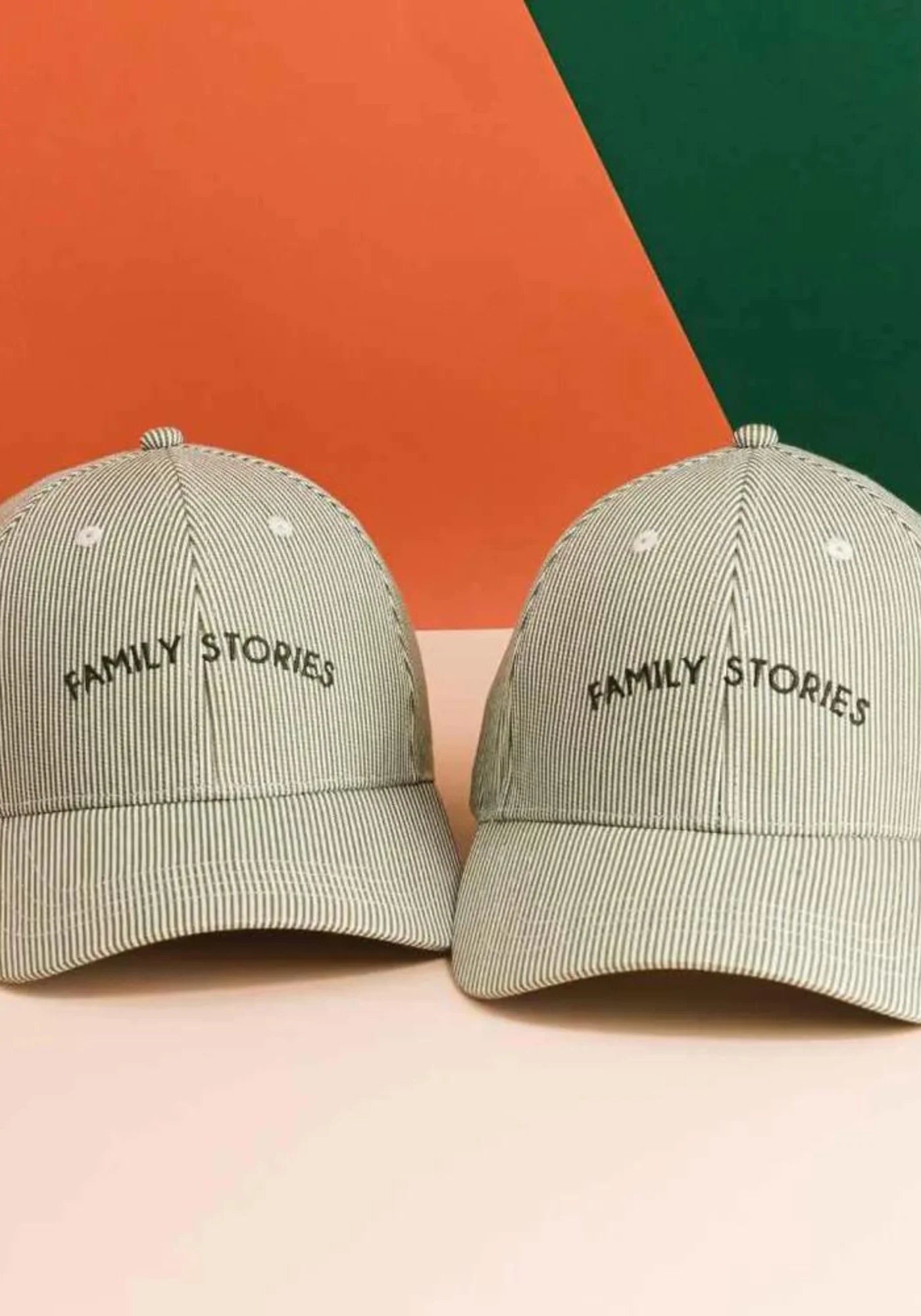 Les deux casquettes Family Stories pour enfant de chez Chamaye