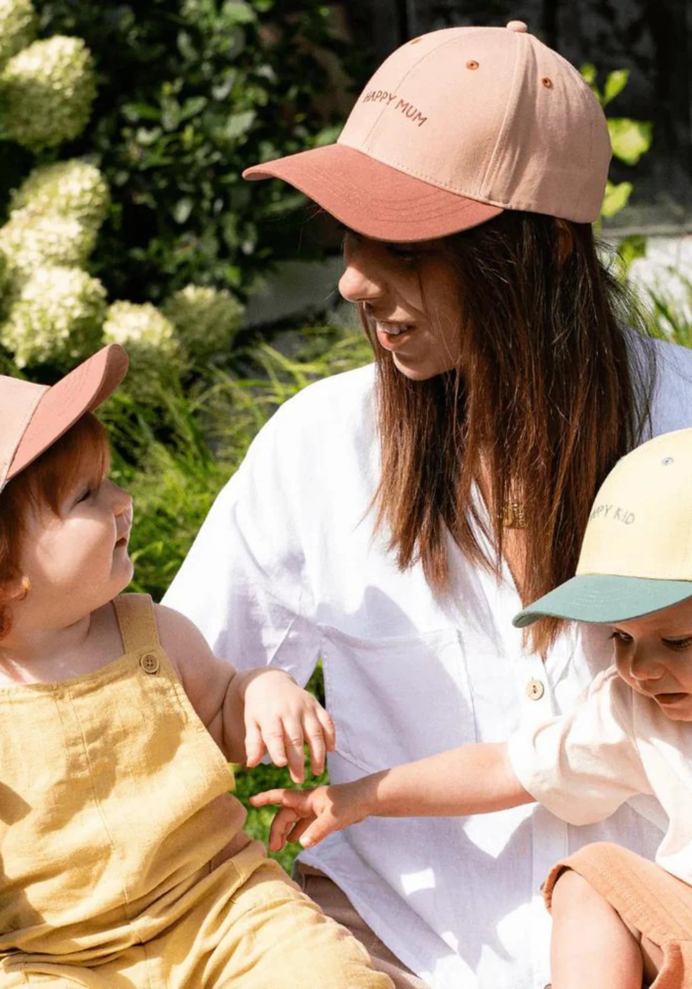 La femme est avec ses deux enfants et porte la casquette Happy Mum de chez Chamaye