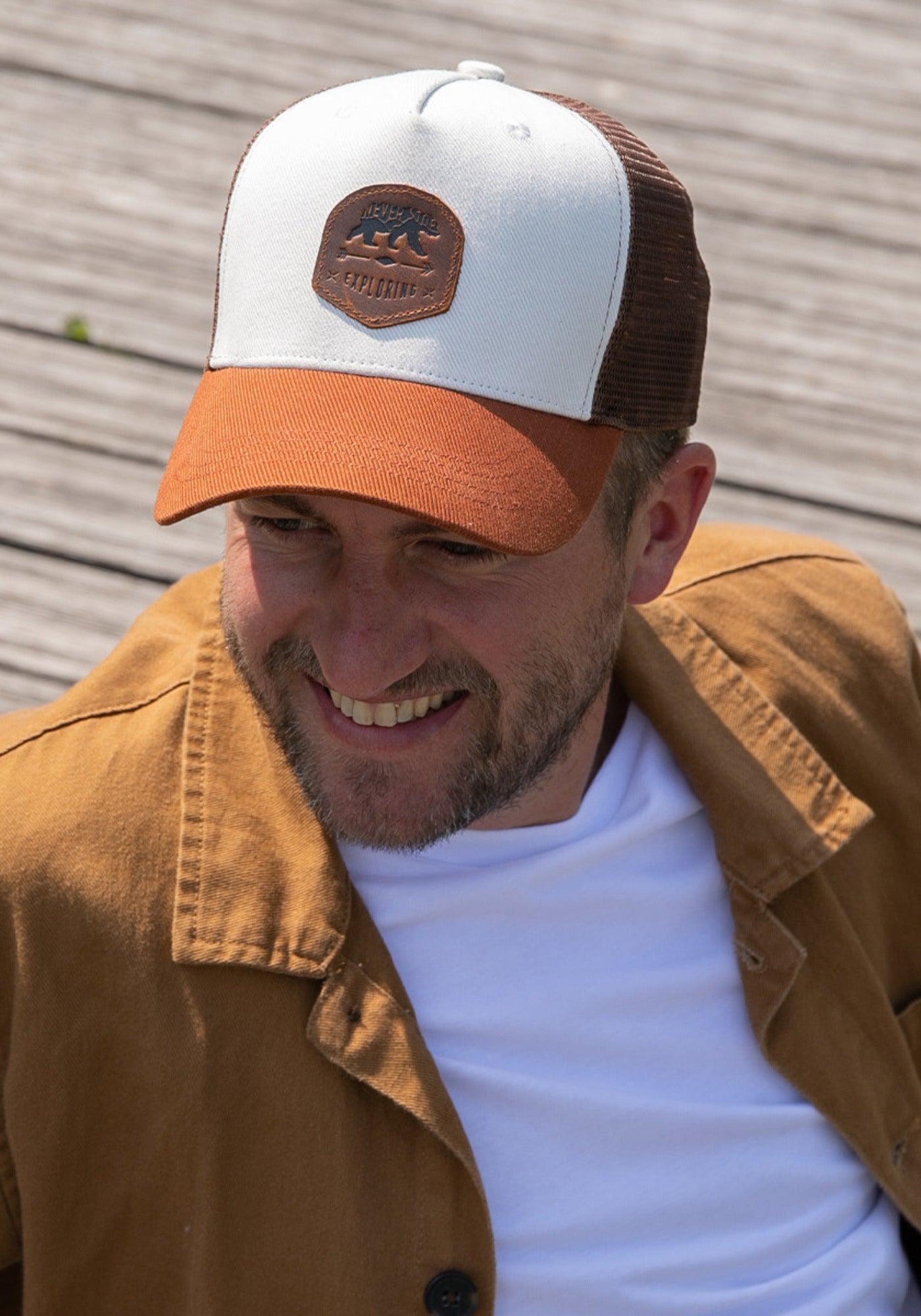 L'homme porte la casquette Trucker Exploring blanche de chez Alaskan Maker