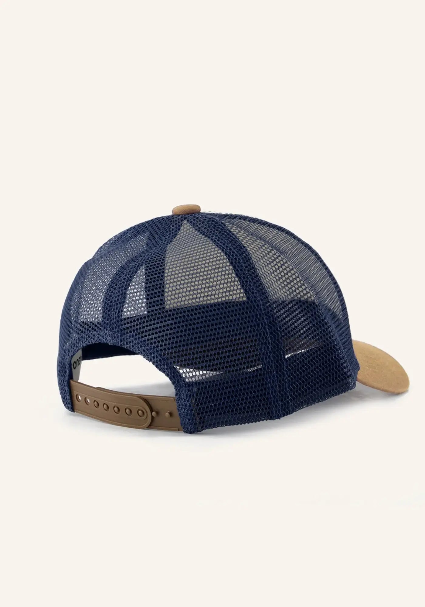La casquette trucker bleu et écru de chez Faguo