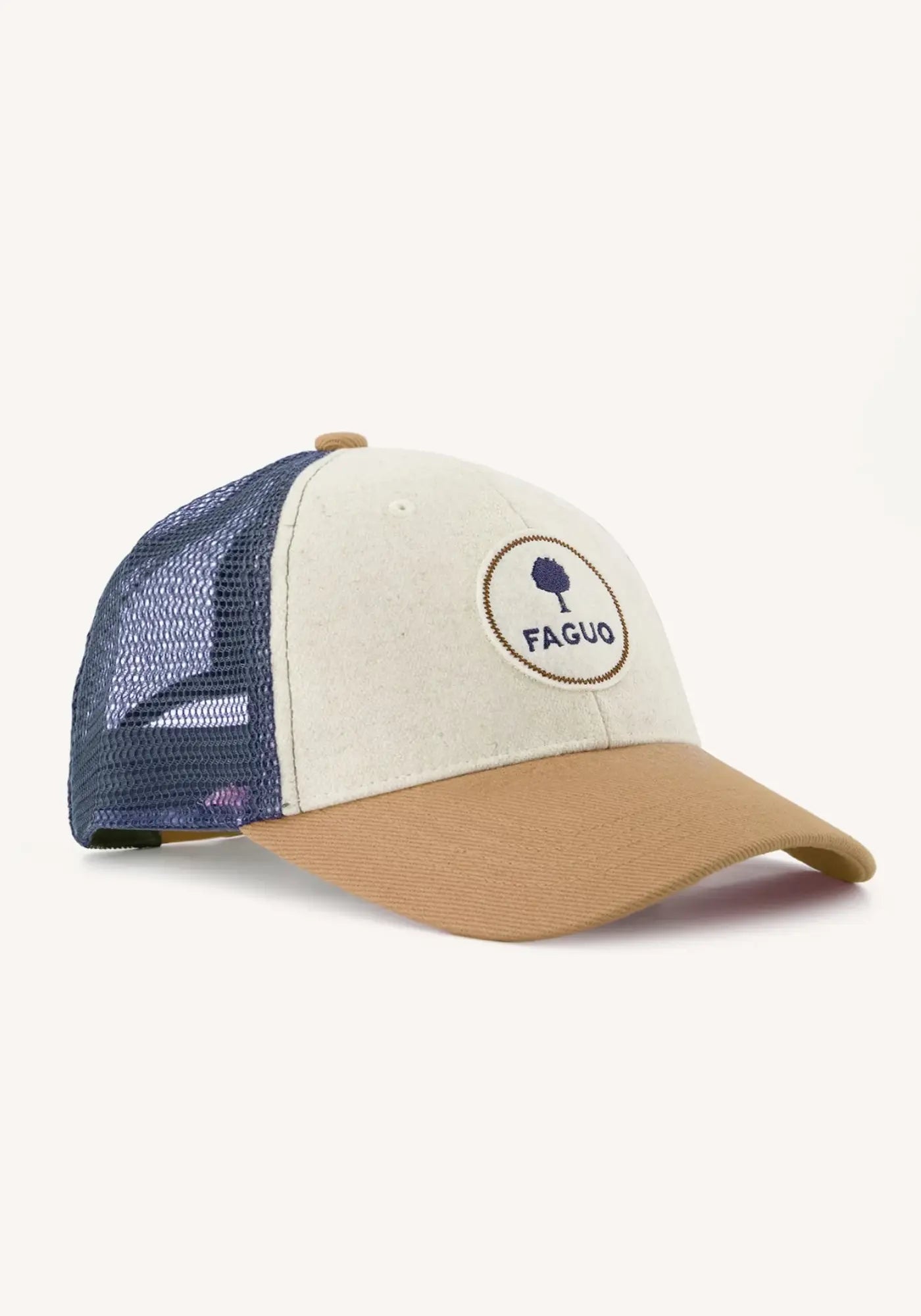 La casquette trucker bleu et écru de chez Faguo