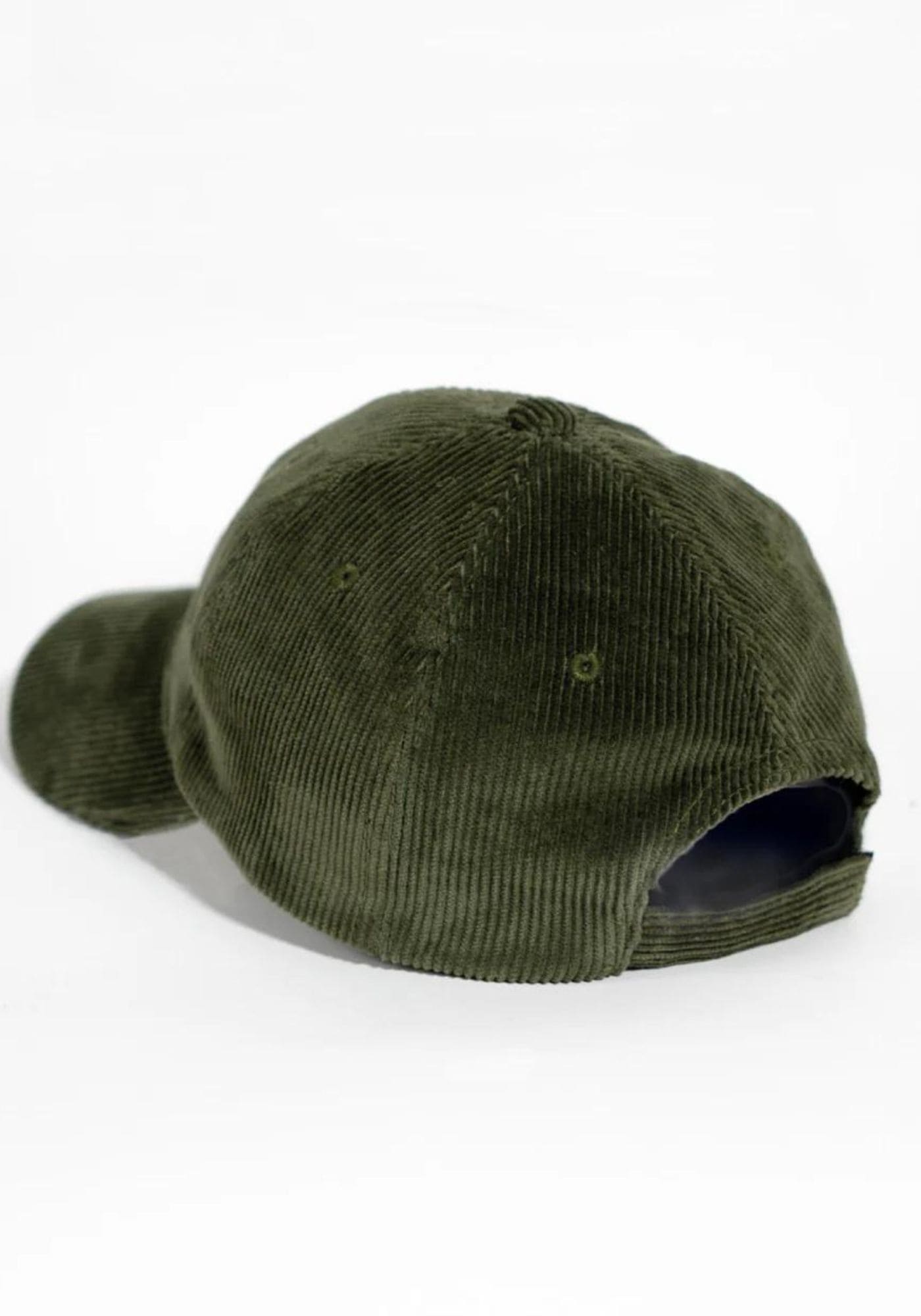 Vue arrière de la casquette en velours vert olive de chez Côtelé Paris