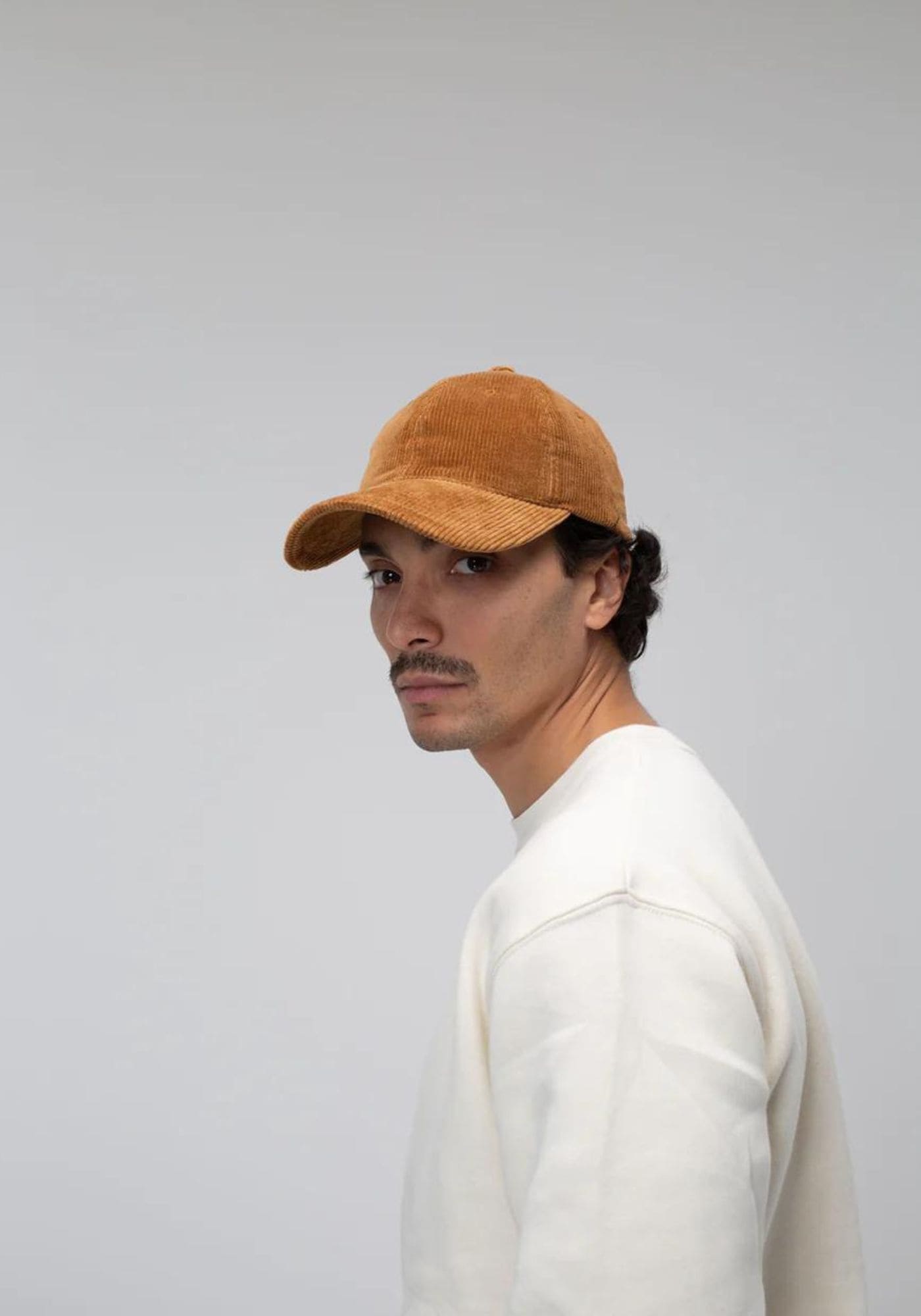 L'homme porte la casquette en velours camel de chez Côtelé Paris