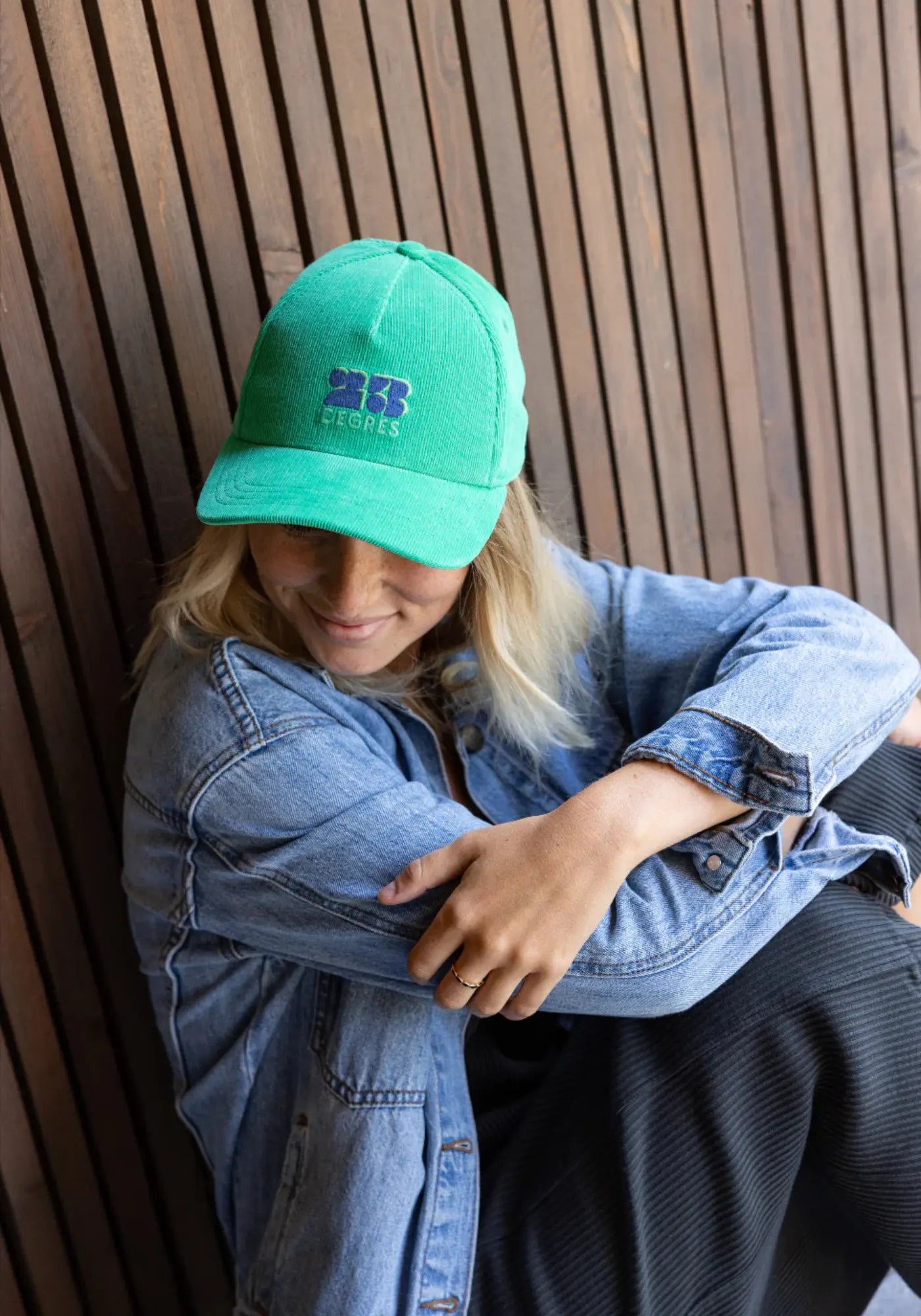 La femme porte la casquette vert pep's de chez 23 Degres