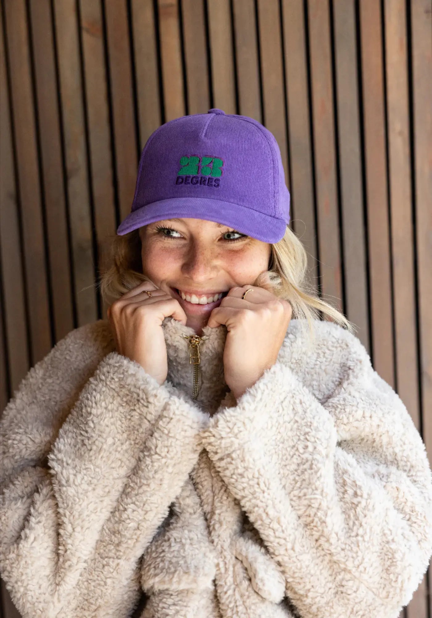 La femme porte la casquette violette drop 1 de chez 23 Degres