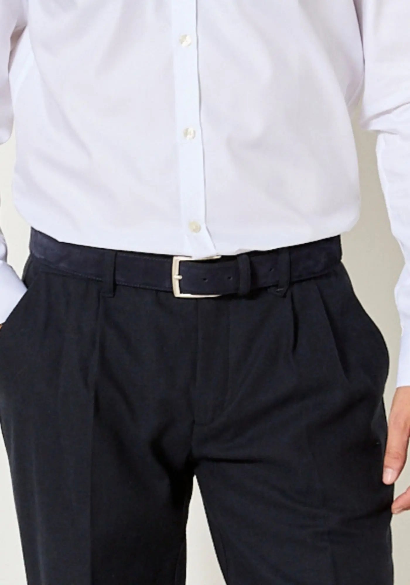 L'homme porte la ceinture kimi black de chez Jaqk 