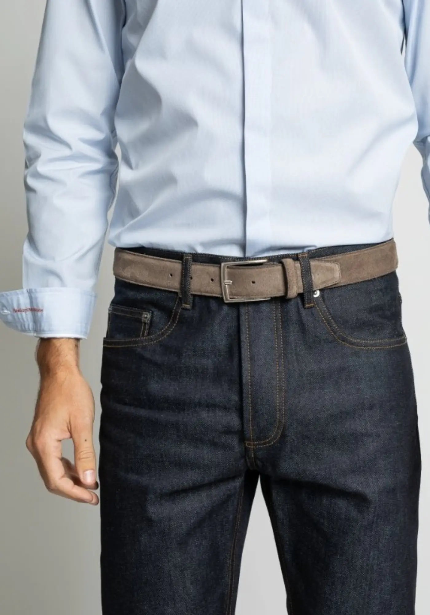 L'homme porte la ceinture kimi gris de chez Jaqk 
