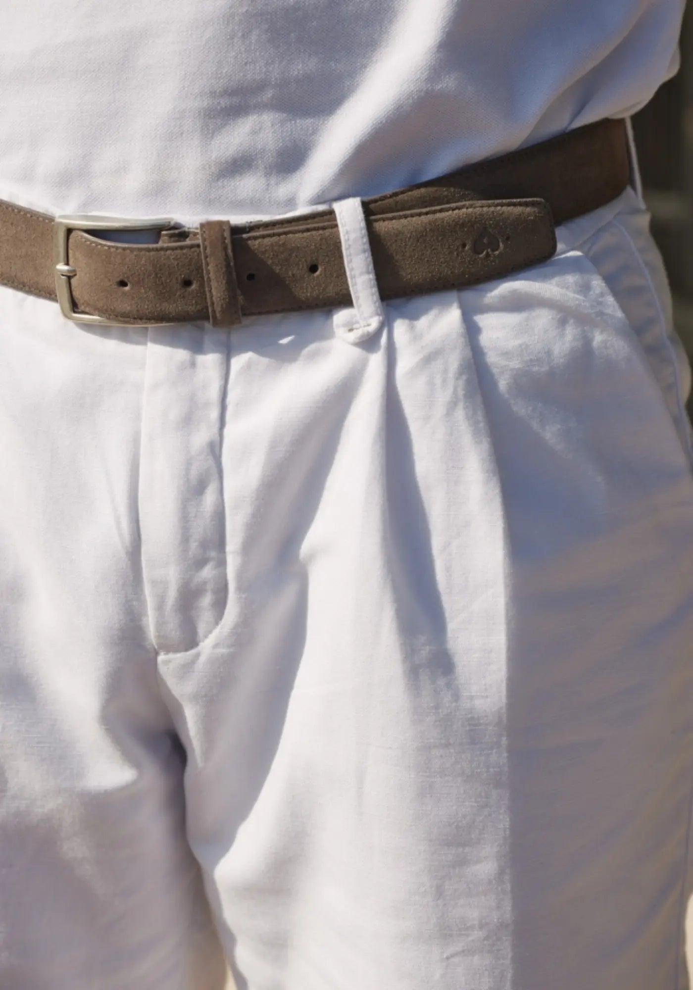L'homme porte la ceinture kimi marron de chez Jaqk