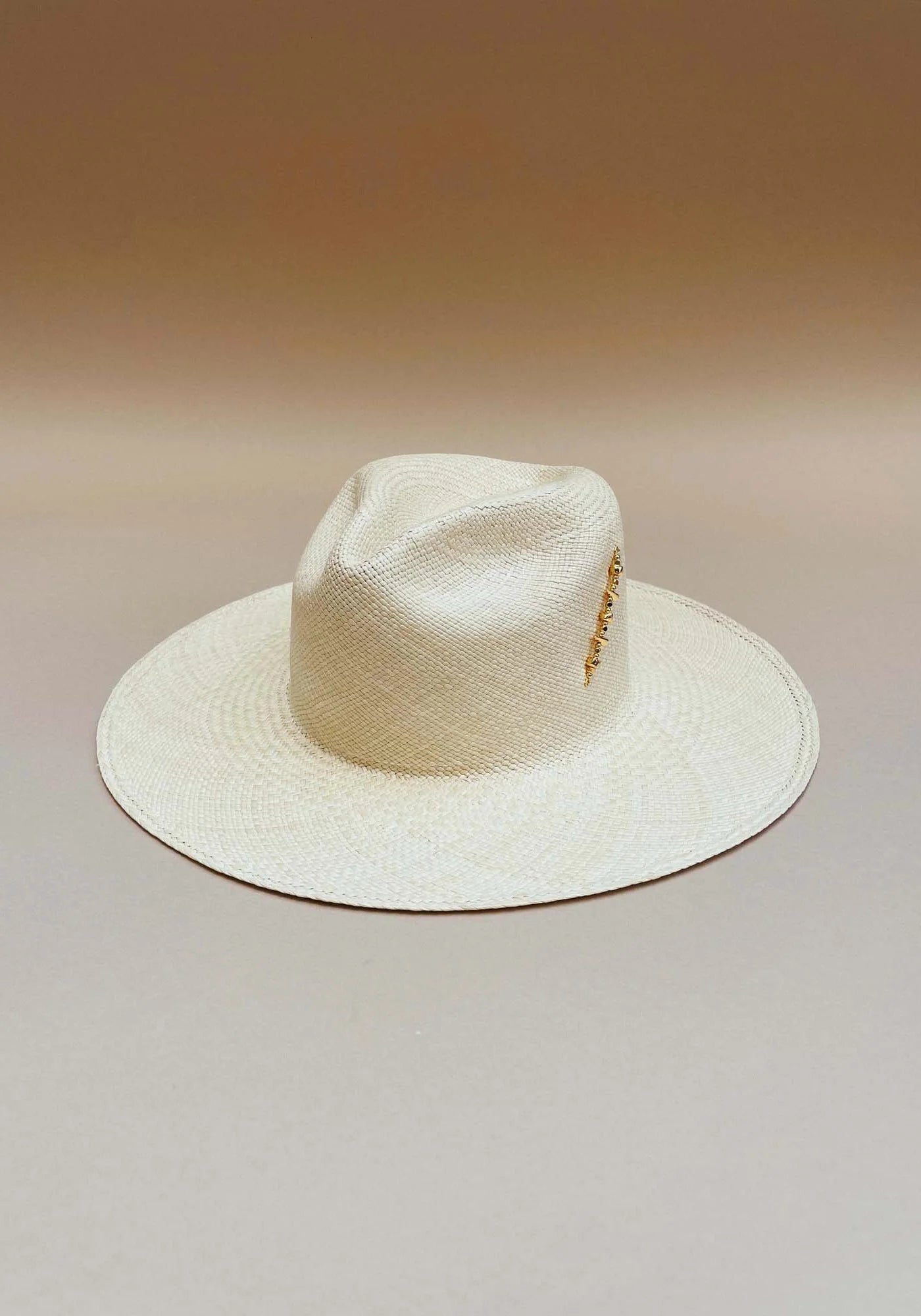Le chapeau de paille Diana avec broche dorée natural pour femme de chez Van Palma