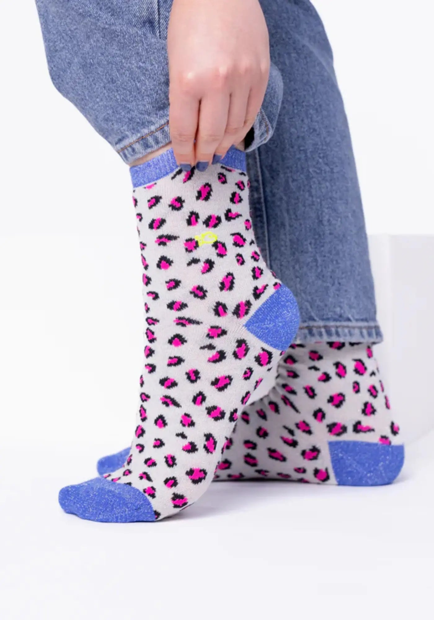 La femme porte les chaussettes à motif léopard blanche et bleu de chez Billybelt 