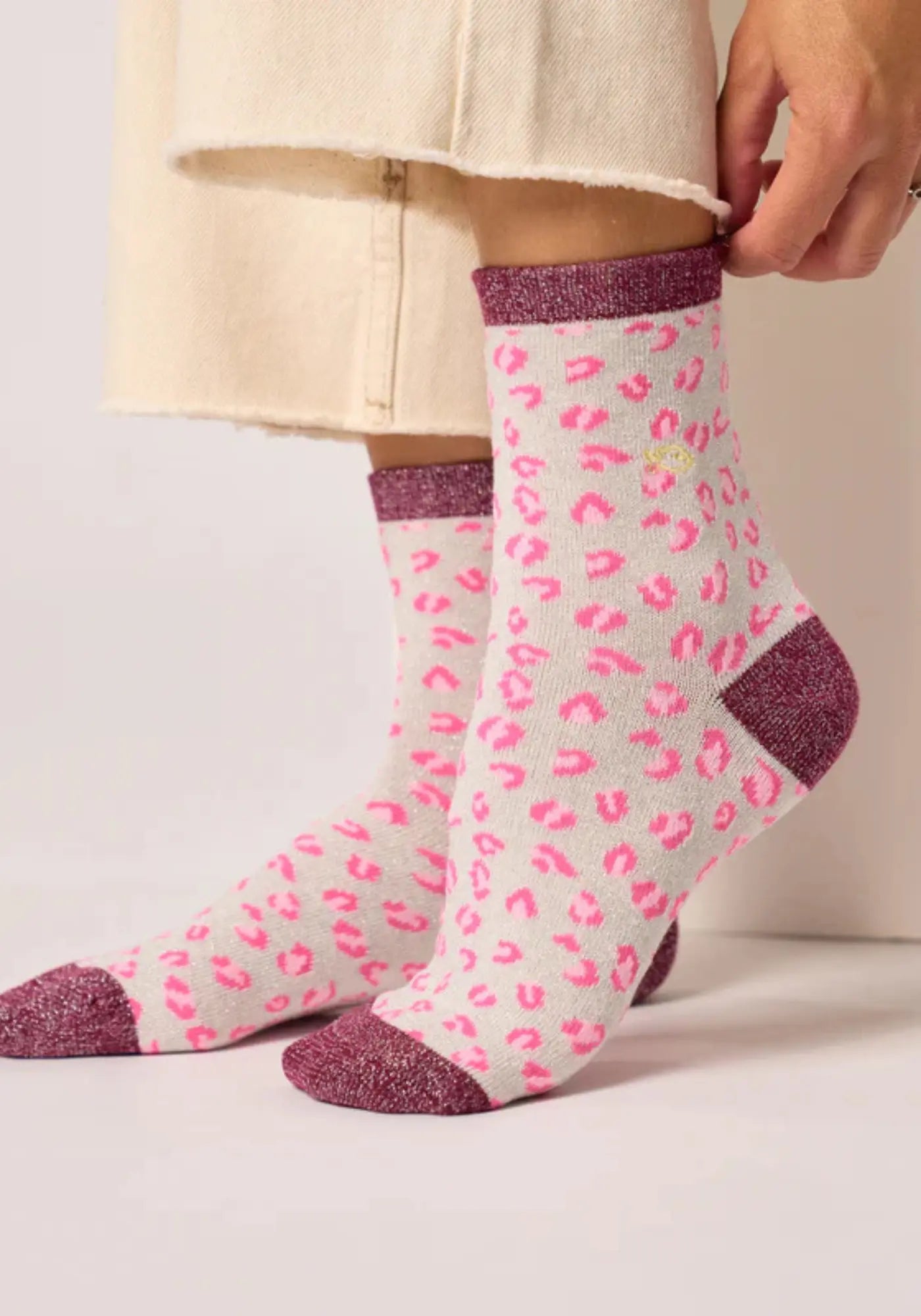Les chaussettes à motif léopard blanc et lie de vin de chez Billybelt