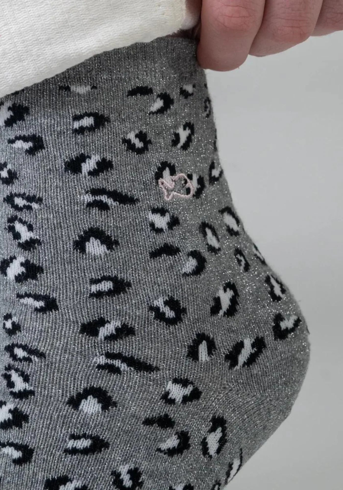 Zoom sur la femme qui porte les chaussettes à motif léopard gris de chez Billybelt