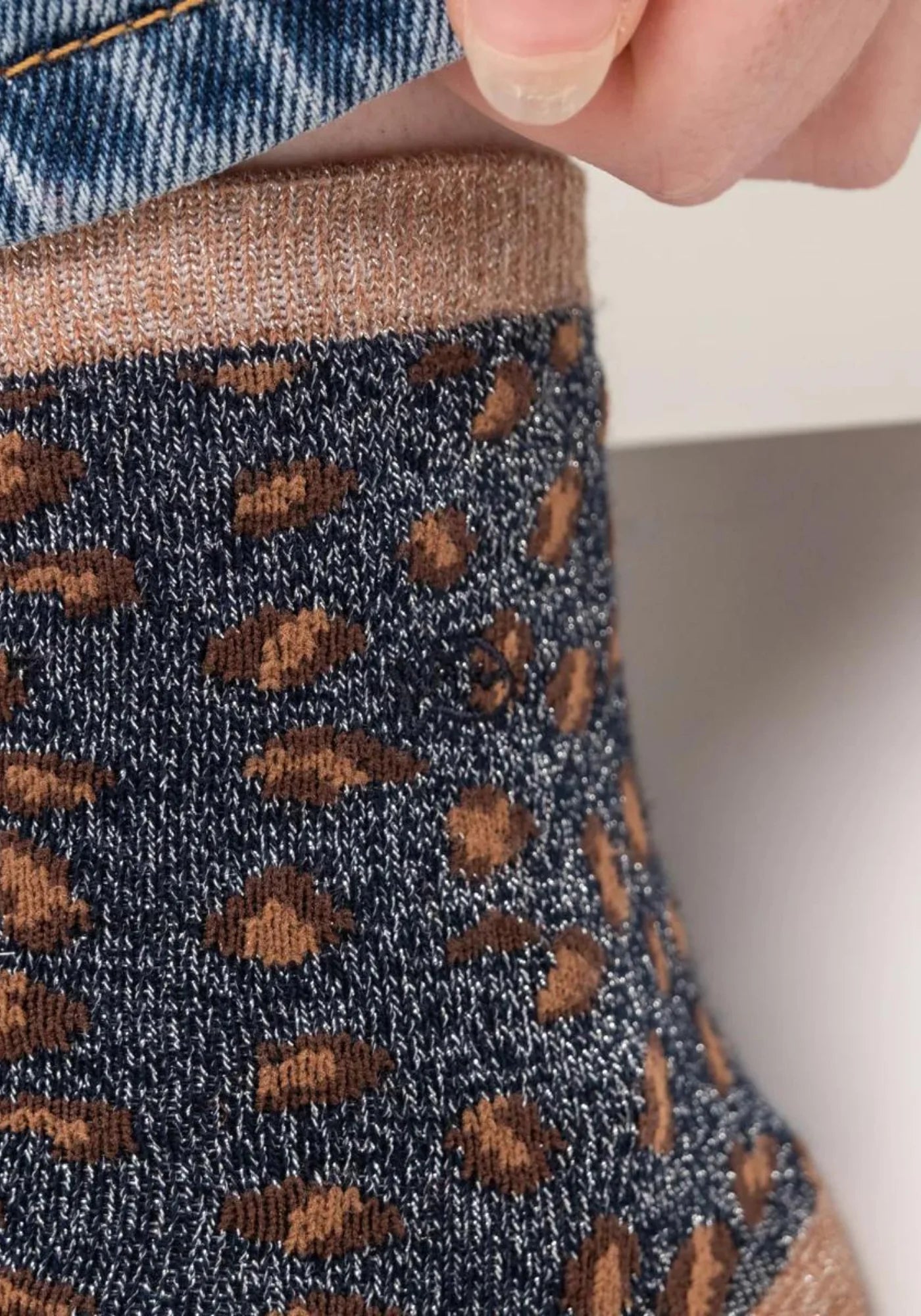 Zoom sur la femme qui porte les chaussettes à motif léopard marine et marron de chez Billybelt