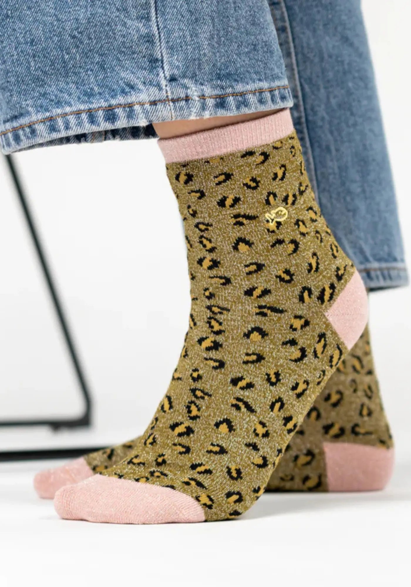 Les chaussettes à motif léopard olive de chez Billy Belt