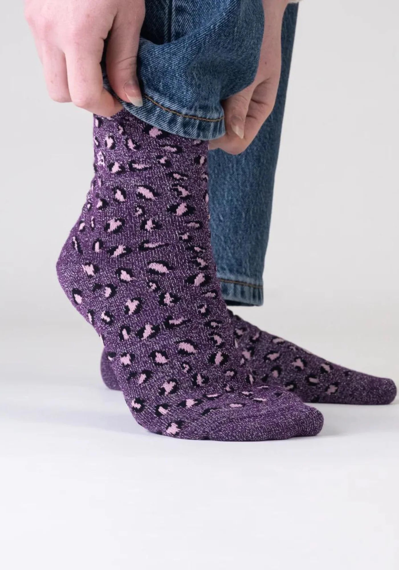 La femme porte les chaussettes à motif léopard prune de chez Billybelt