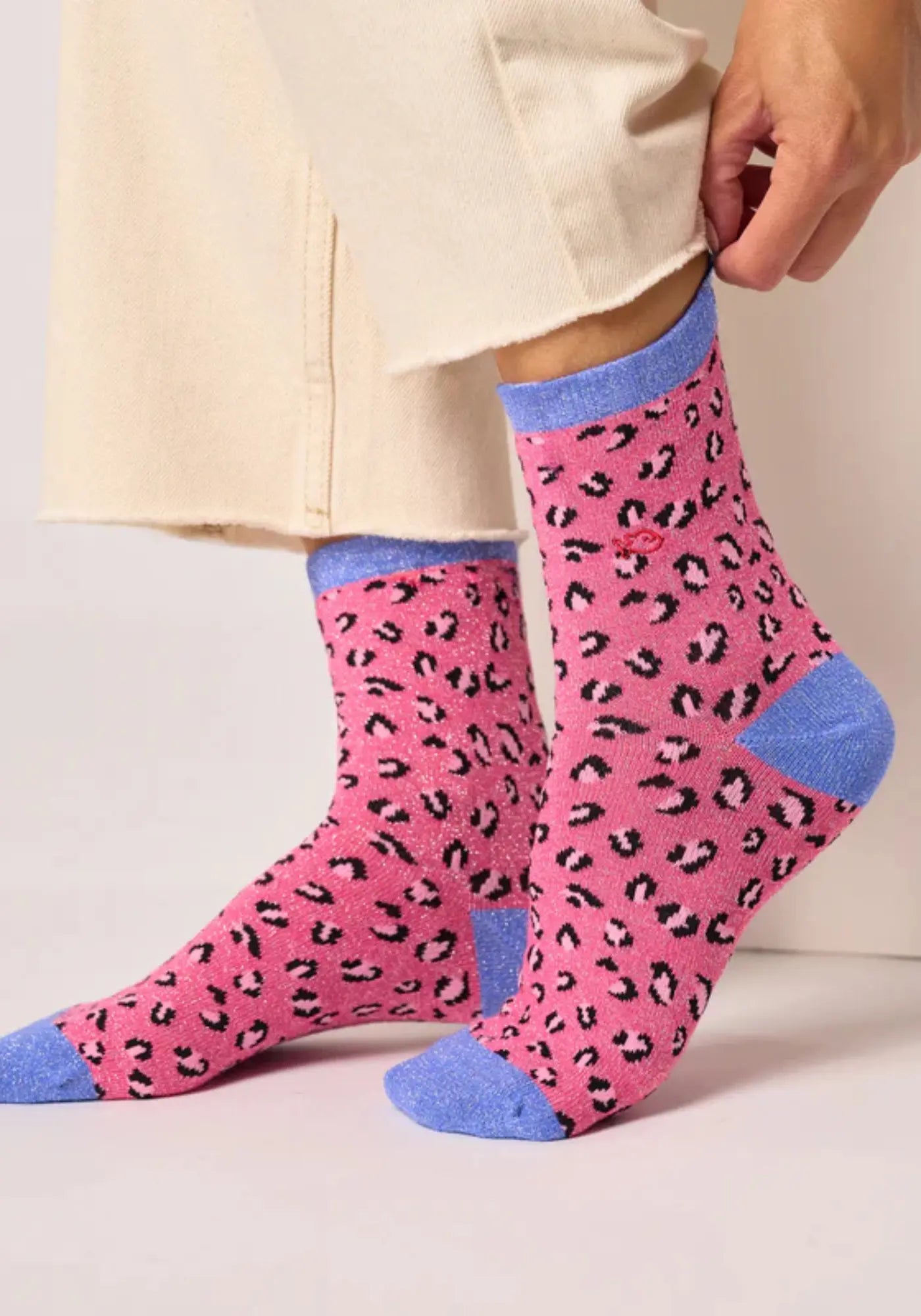 Les chaussettes à motif léopard rose ett bleu de chez Billybelt