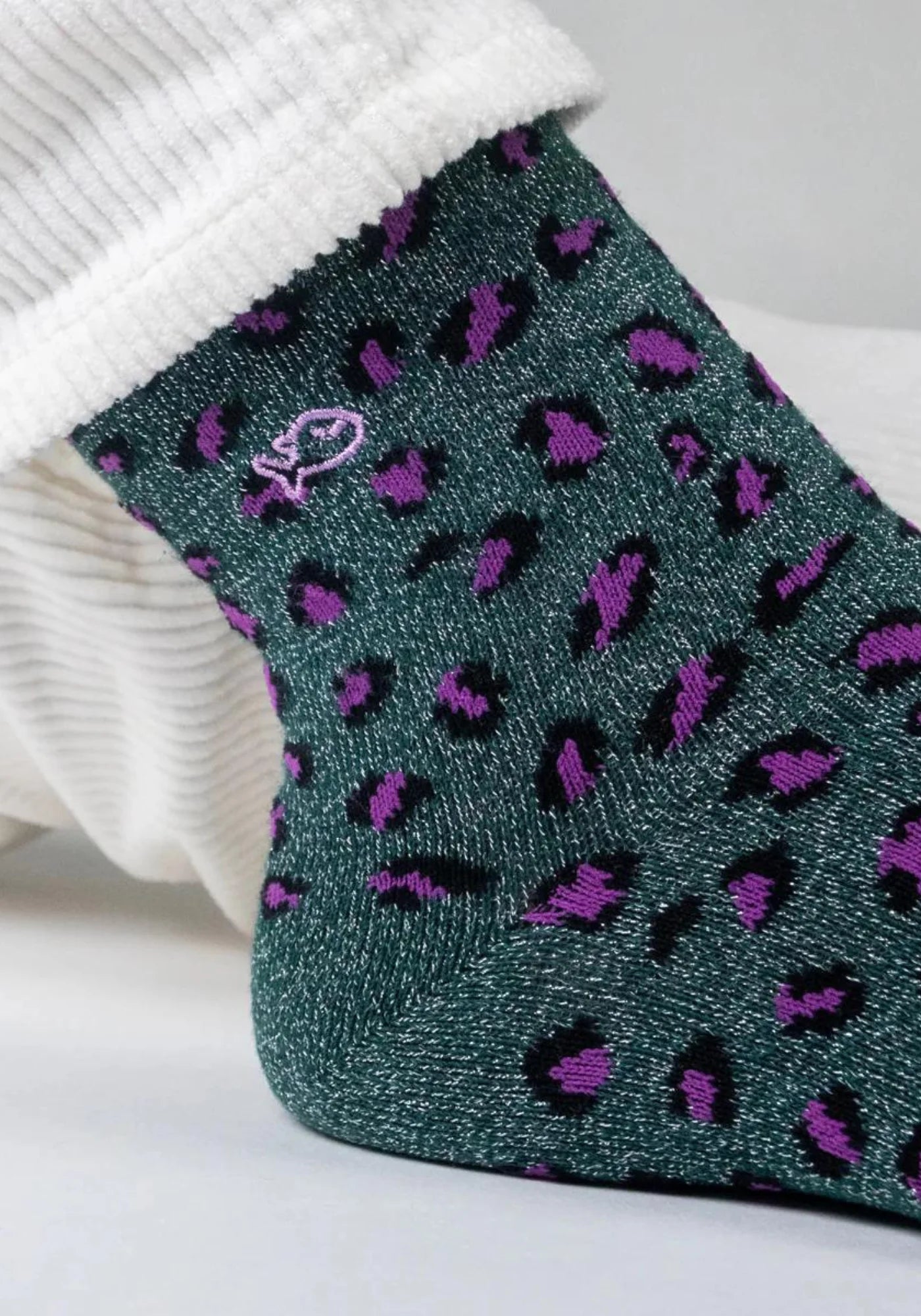 Zoom sur la femme qui porte les chaussettes à motif léopard vert et violet de chez Billybelt