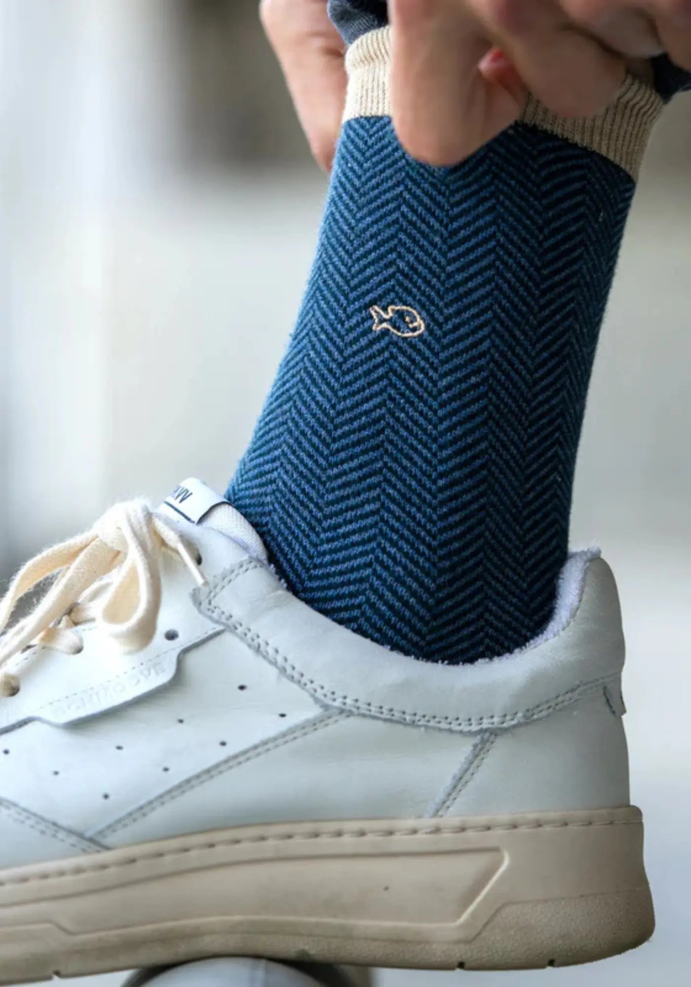 L'homme porte les chaussettes coton chevron belle ile de chez Billy Belt