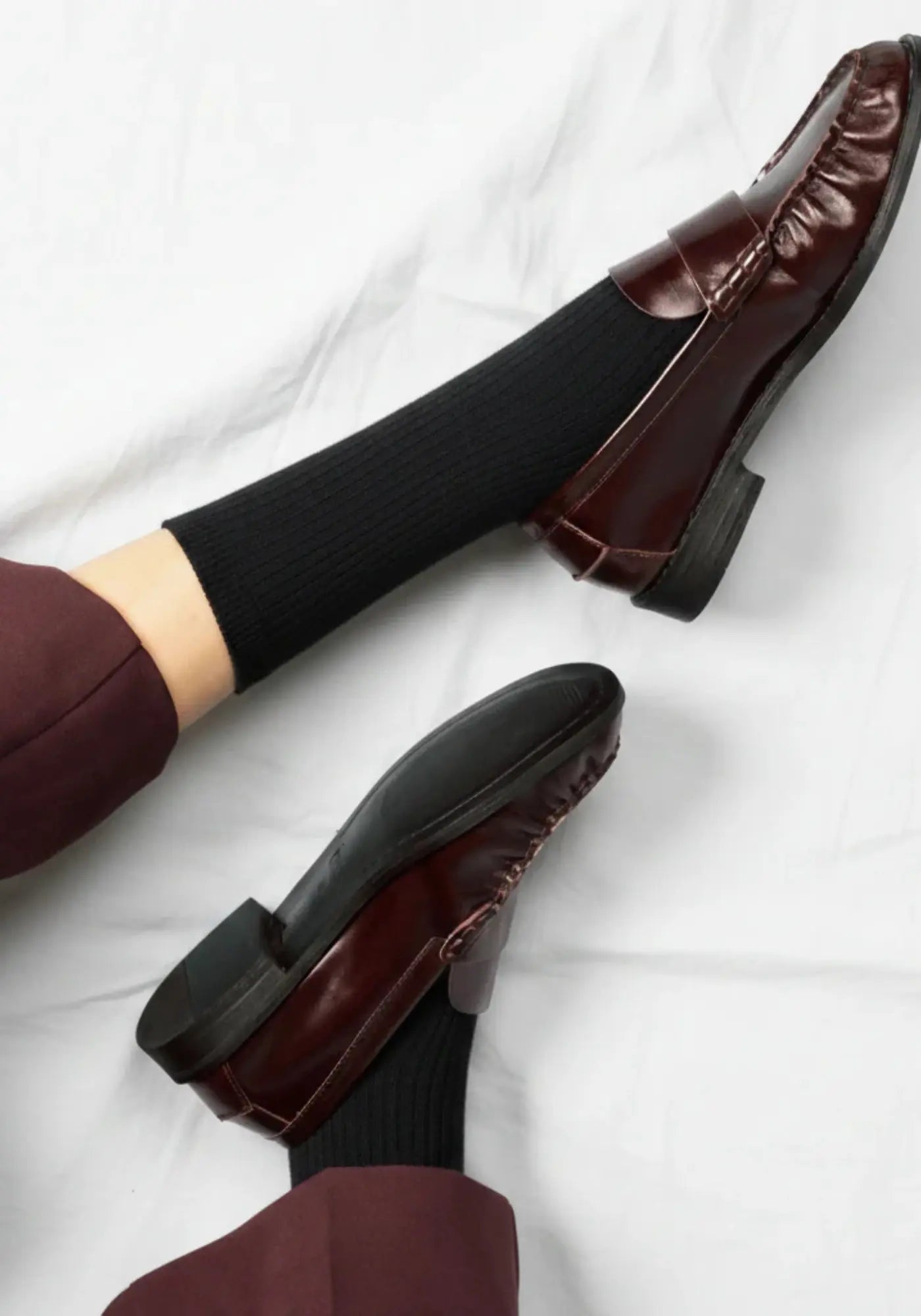 Le mannequin porte les chaussettes en coton biologique black de chez Klue 