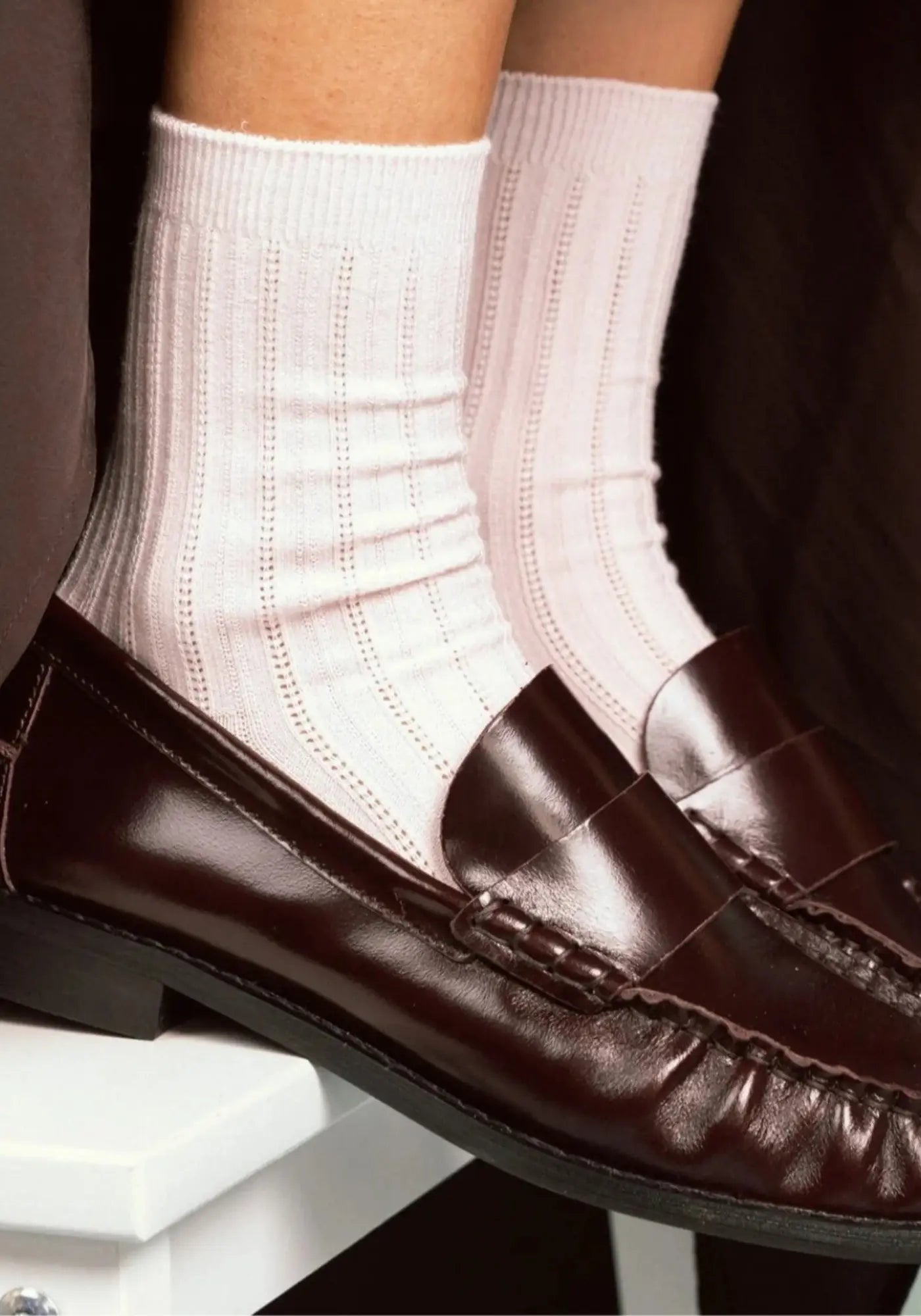 Le mannequin porte les chaussettes en coton biologique dust pink de chez Klue 