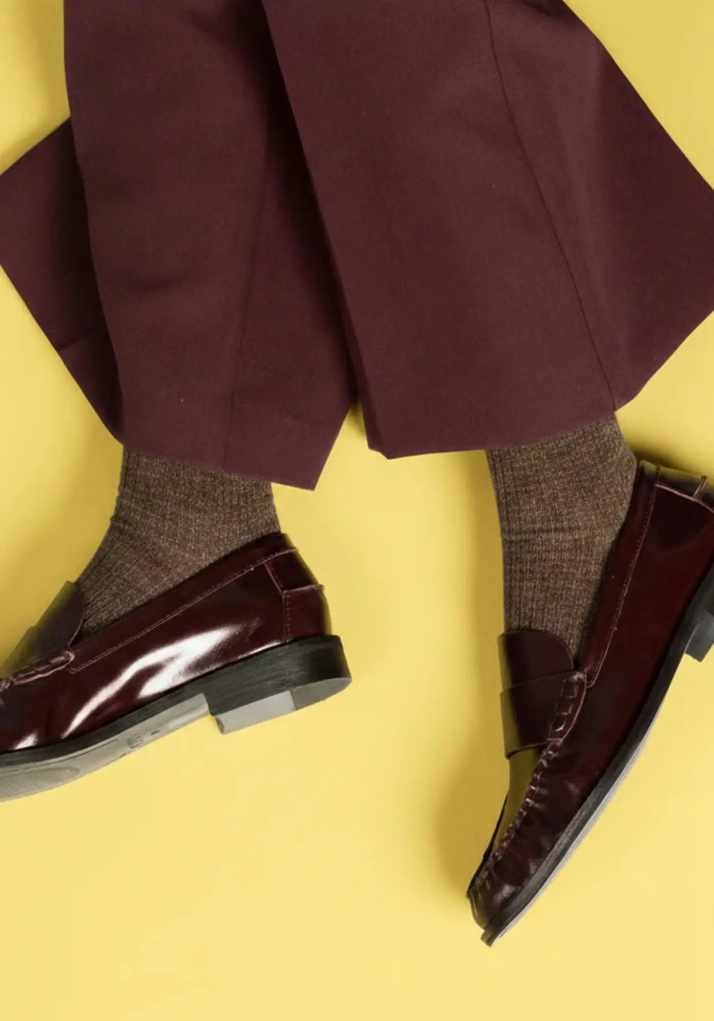 Le mannequin porte les chaussettes en coton biologique moka de chez Klue 