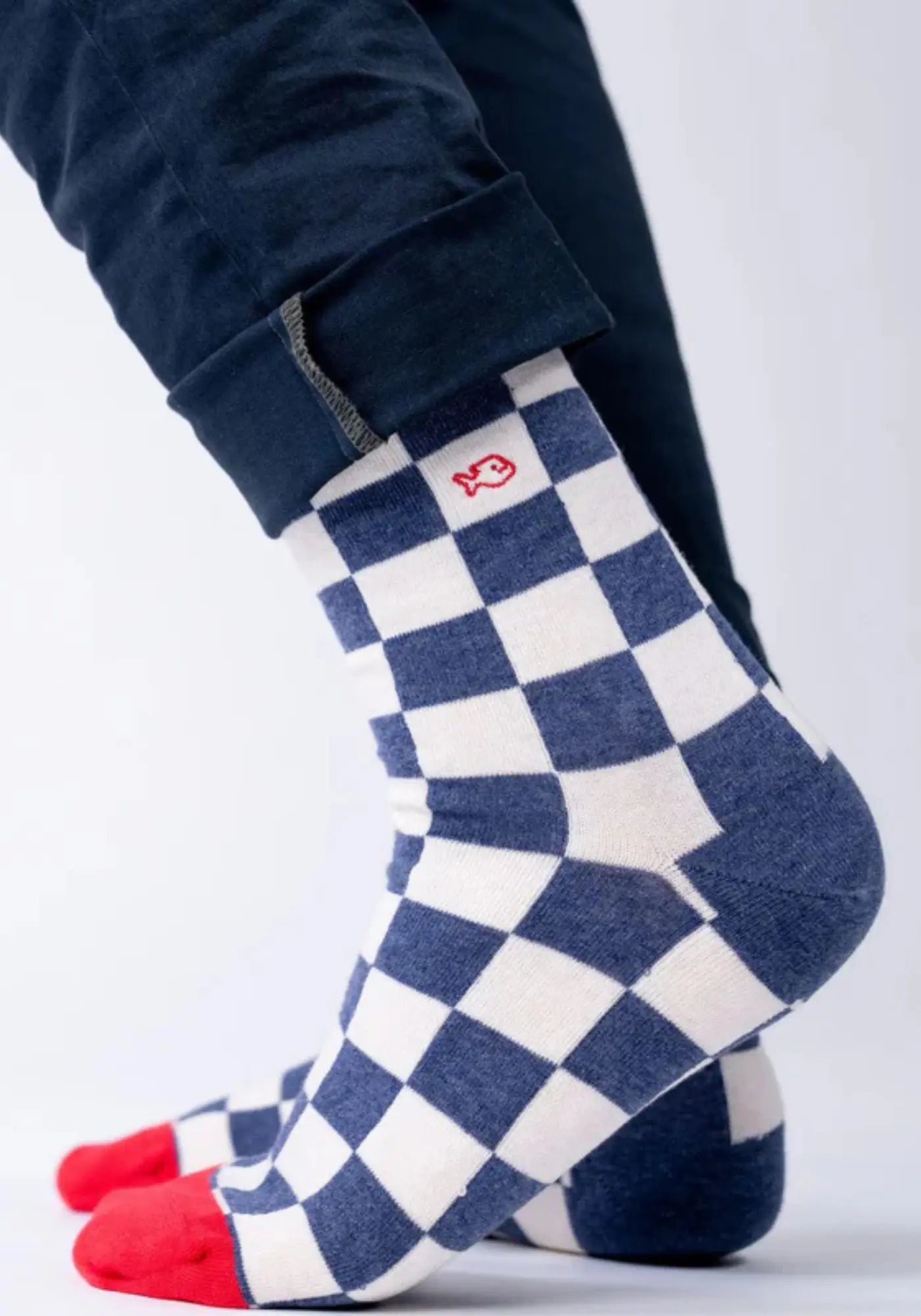 L'homme porte les chaussettes en coton peigné carreaux Bonneville de chez Billy Belt