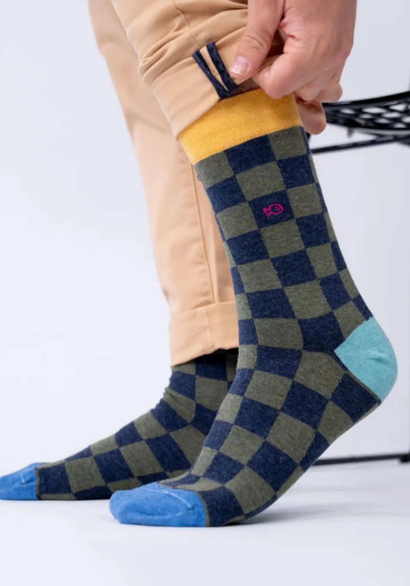 L'homme porte les chaussettes en coton peigné carreaux Brooklands de chez Billy Belt 