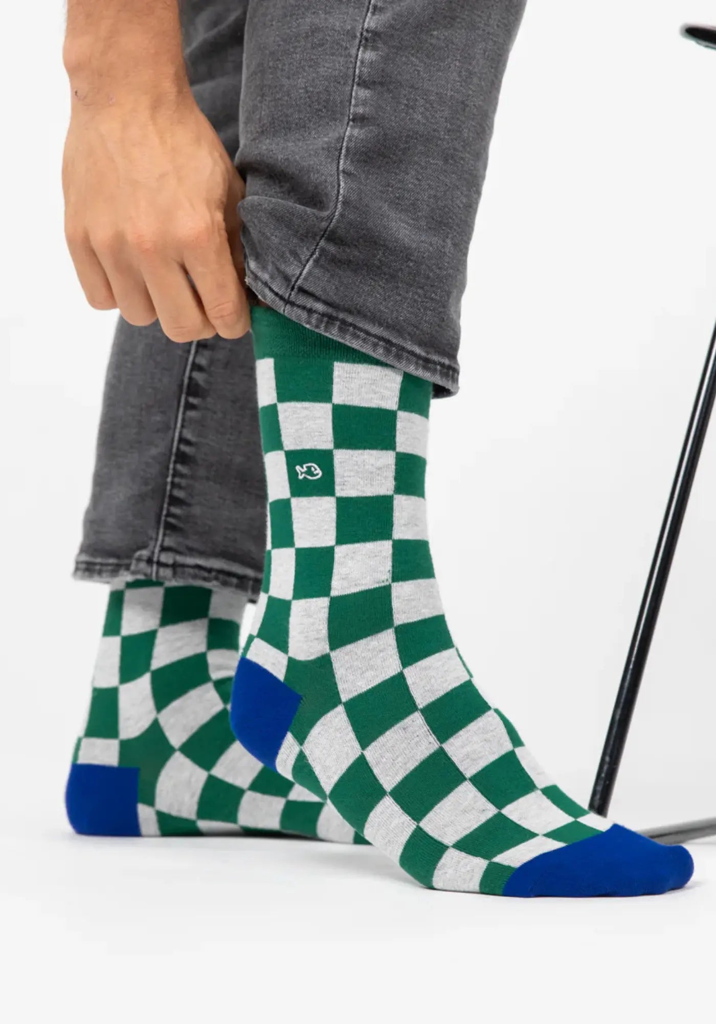 L'homme porte les chaussettes en coton peigné carreaux silverstone de chez Billy Belt 