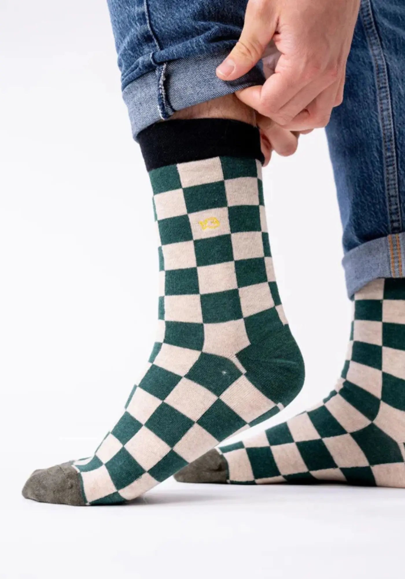 L'homme porte les chaussettes en coton peigné carreaux Tourist Trophy de chez Billy Belt 