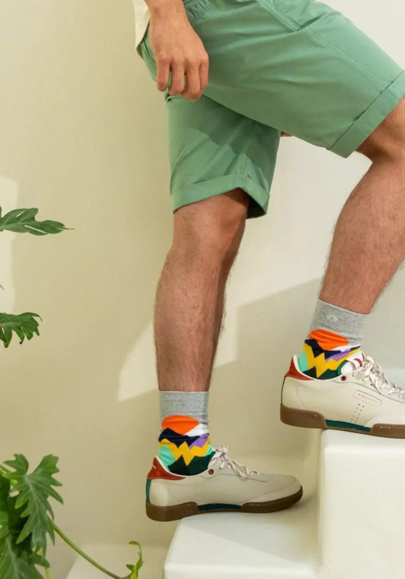 L'homme porte les chaussettes fantaisie Vinicunca de chez Billybelt