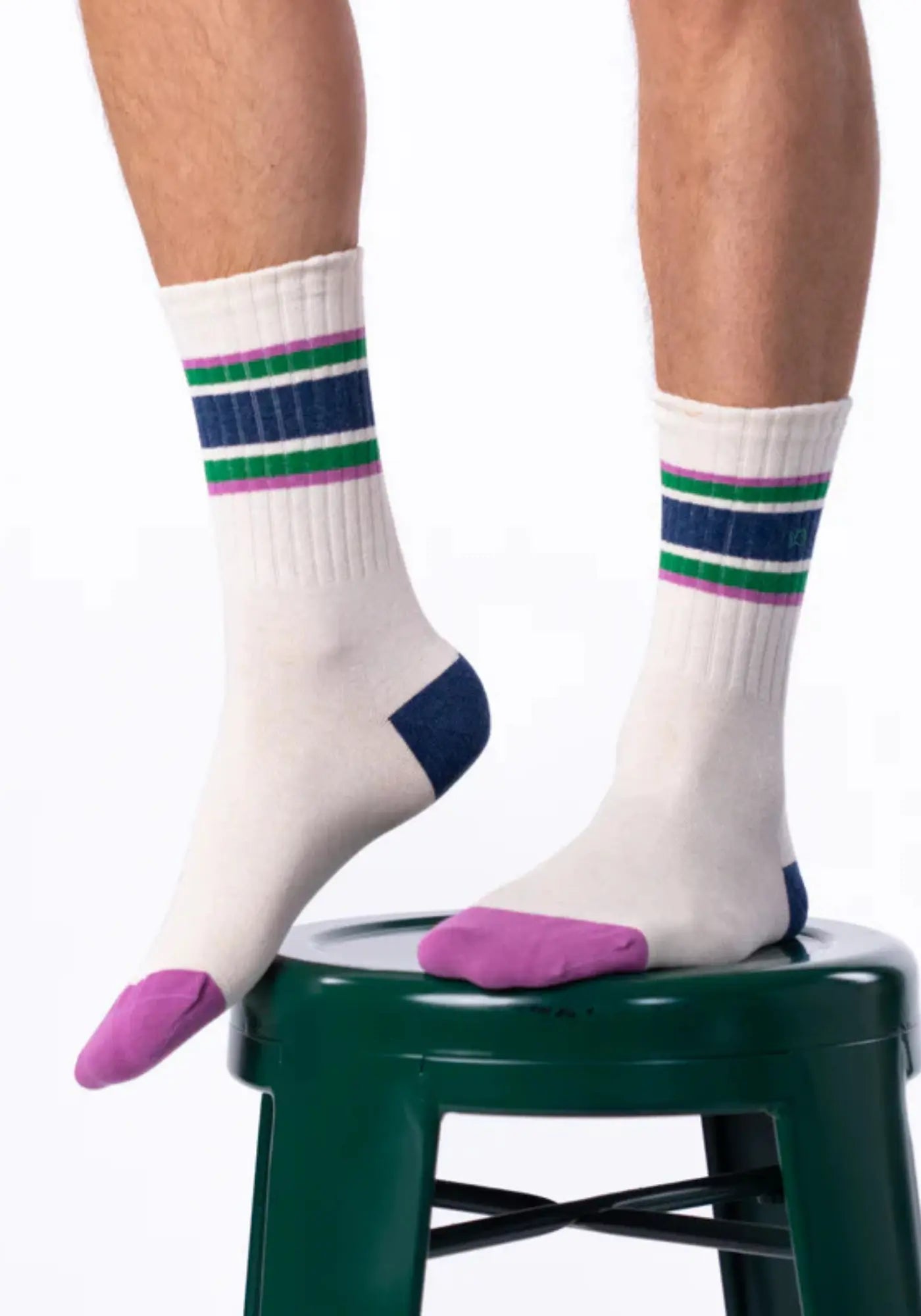 L'homme porte les chaussettes la rétro beige rayé marine verte et violet de chez Billybelt 