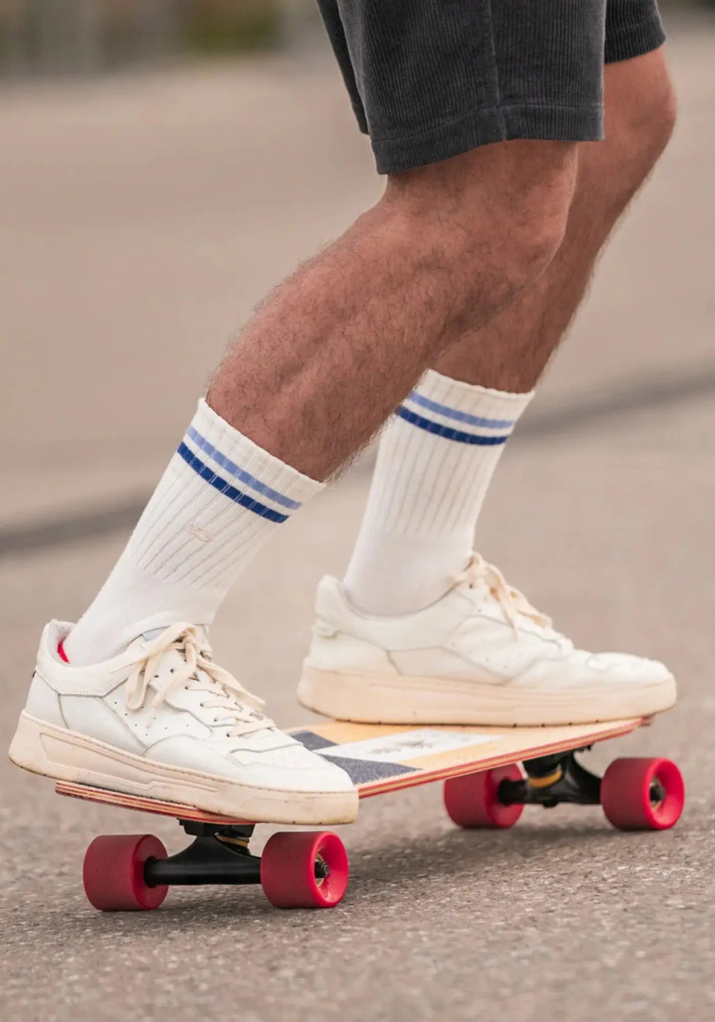 L'homme porte les chaussettes pour homme la rétro blanc rayé bleu de chez Billy Belt 