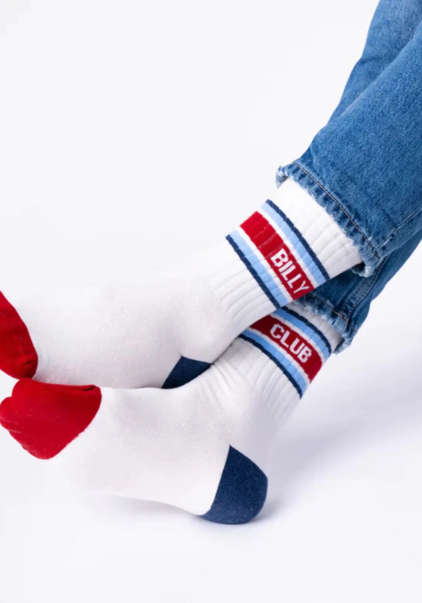 L'homme porte les chaussettes la rétro blanc rayé rouge et bleu de chez Billybelt