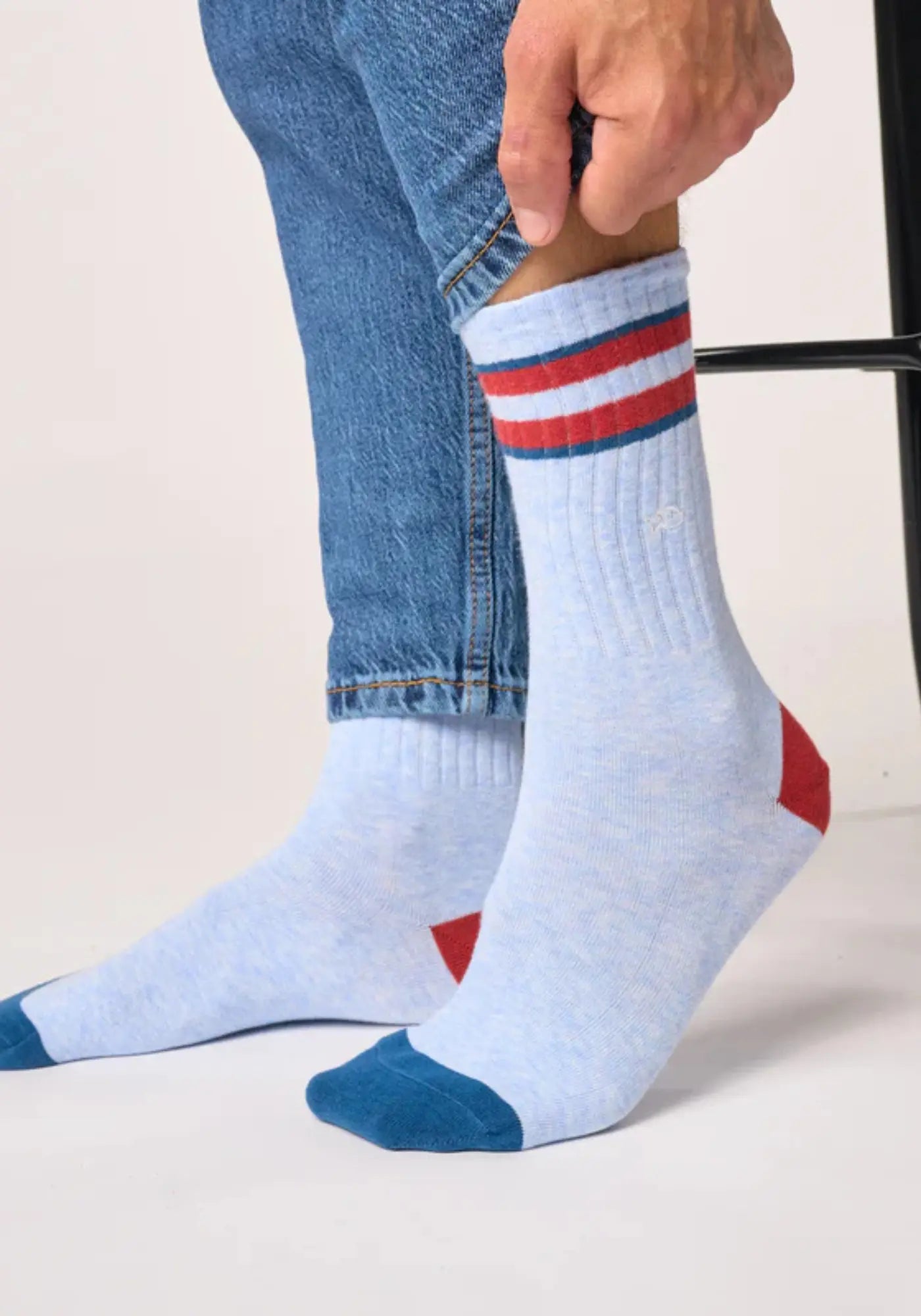L'homme porte les chaussettes la rétro bleu clair rayé rouge e bleu de chez Billybelt