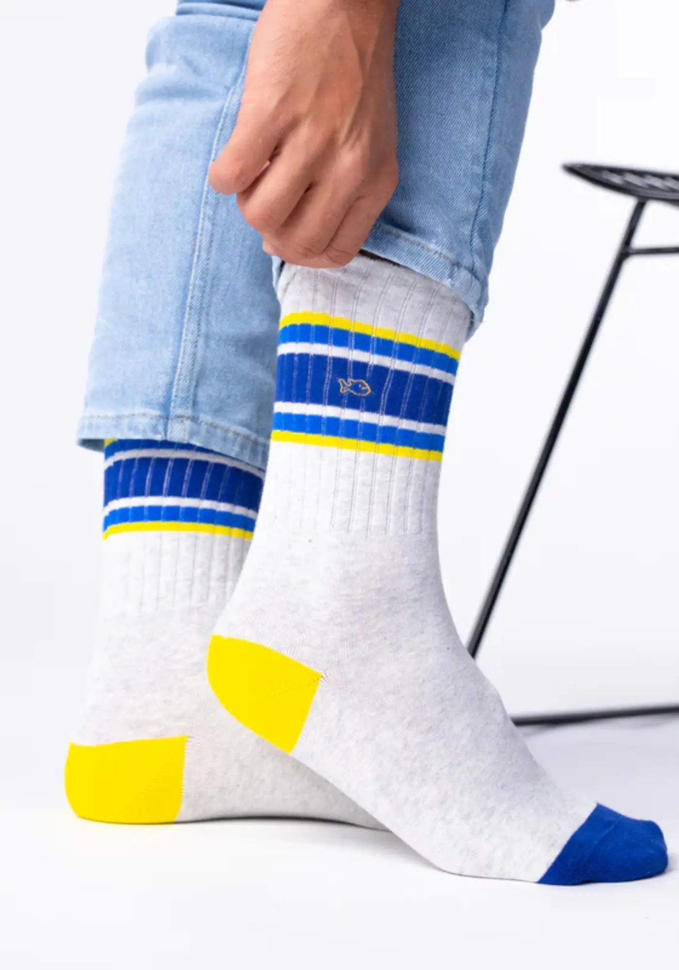 L'homme porte les chaussettes pour homme la rétro gris chiné rayé bleu et jaune de chez Billybelt 