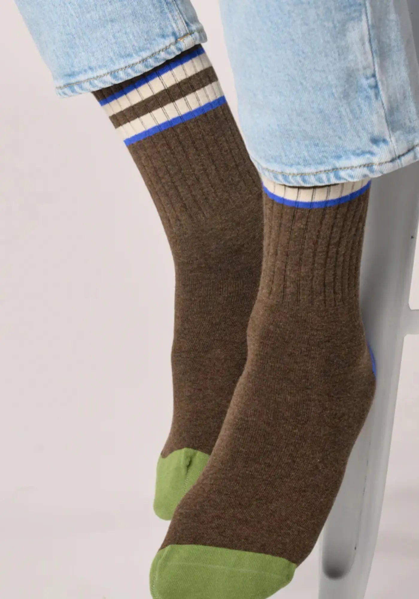 L'homme porte les chaussettes la rétro marron rayé ivoire et bleu de chez Billybelt 
