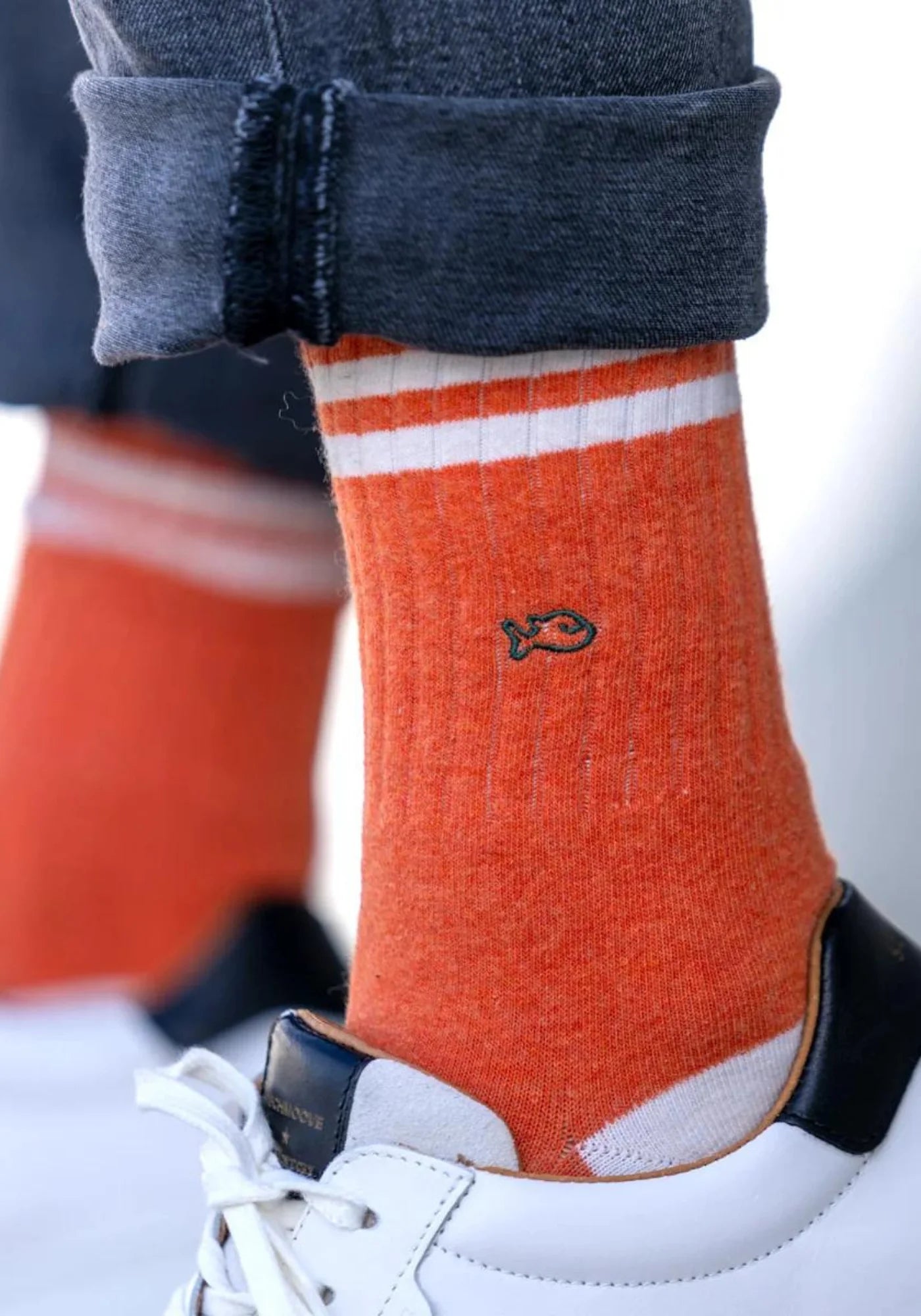 Zoom sur l'homme qui porte les chaussettes La Rétro orange de chez Billybelt