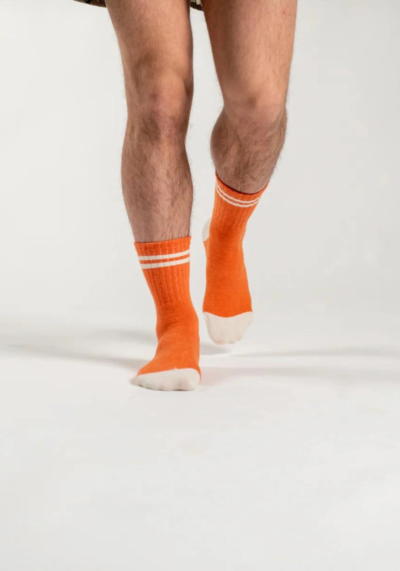 L'homme porte les chaussettes La Rétro orange de chez Billybelt