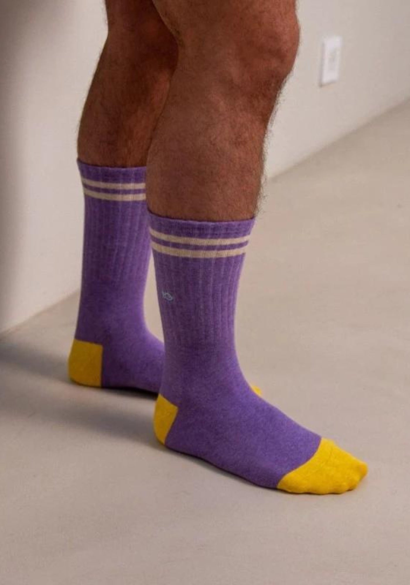 L'homme porte les chaussettes La Rétro violet chiné de chez Billybelt