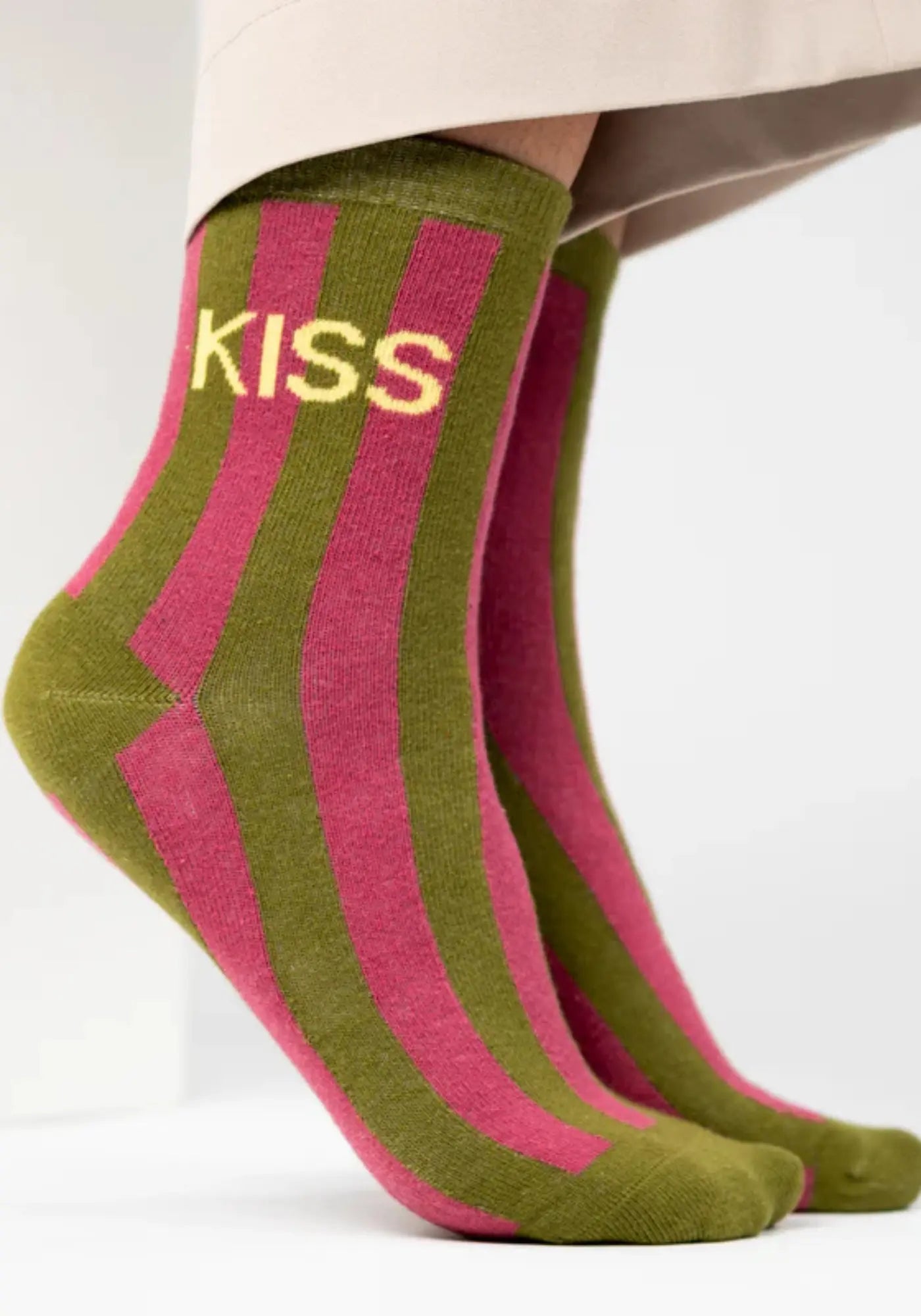 La femme porte les chaussettes rayées Kiss de chez Billy Belt 