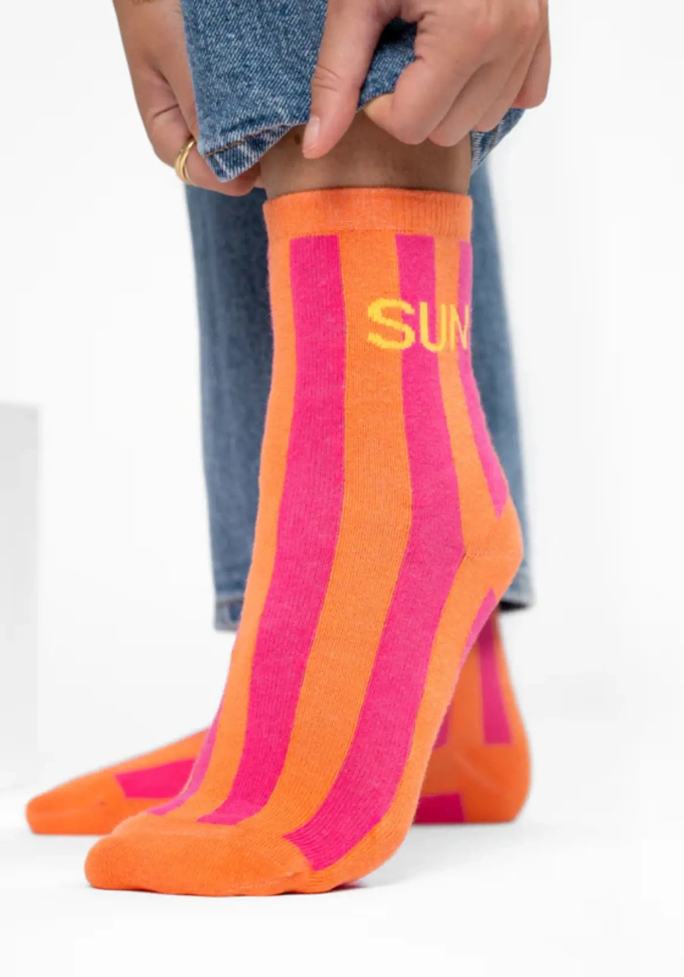 La femme porte les chaussettes rayées Sun de chez Billy Belt 