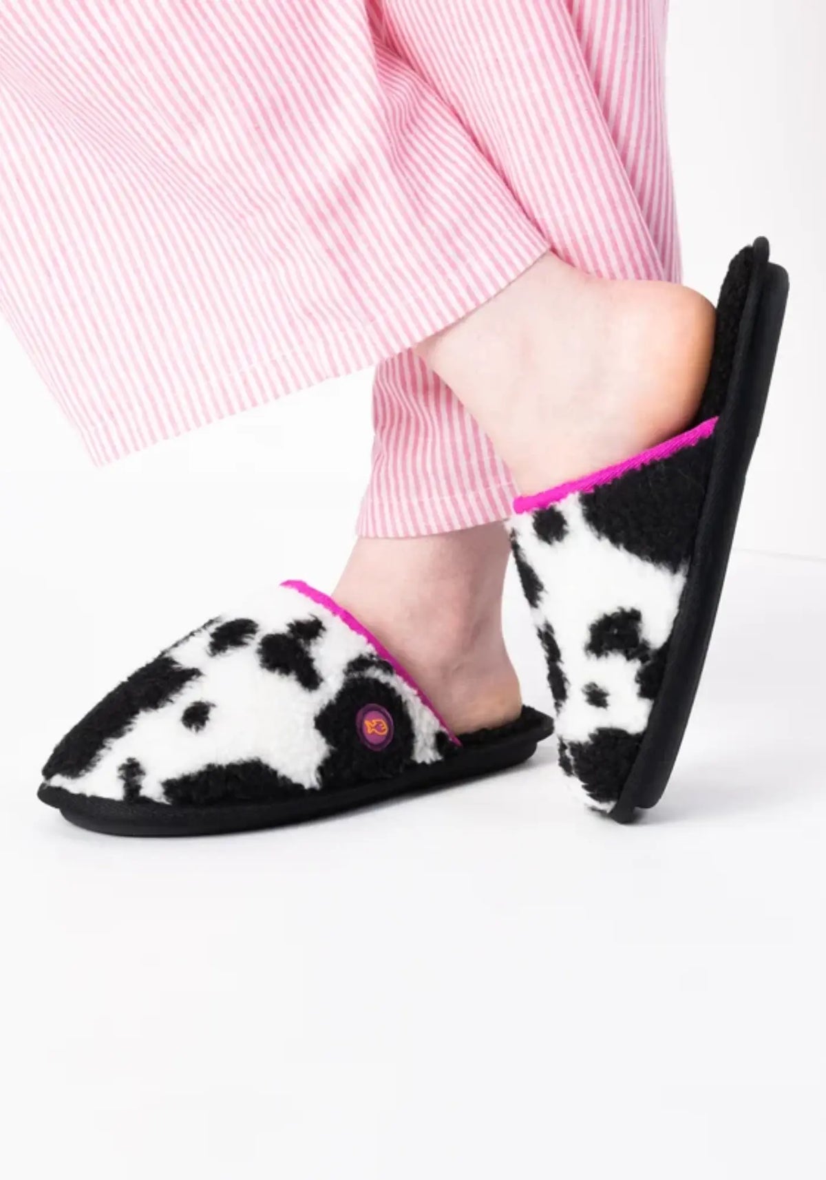 La femme porte les chaussons vache de chez Billybelt